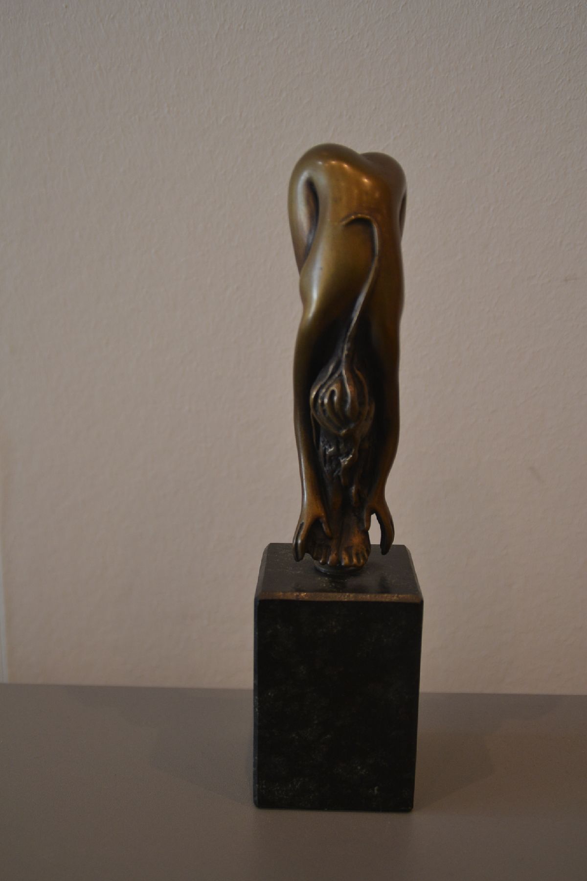Detail a: Bruno Bruni, geb. 1935 Gradara, Bronzeskulptur, Akt, signiert und num. 500/750, auf Steinsockel, H. 14/22.5 cm