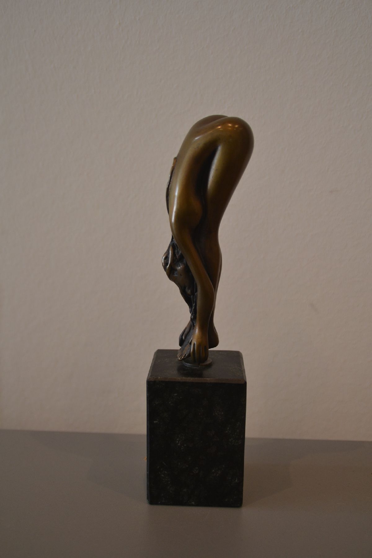 Detail b: Bruno Bruni, geb. 1935 Gradara, Bronzeskulptur, Akt, signiert und num. 500/750, auf Steinsockel, H. 14/22.5 cm