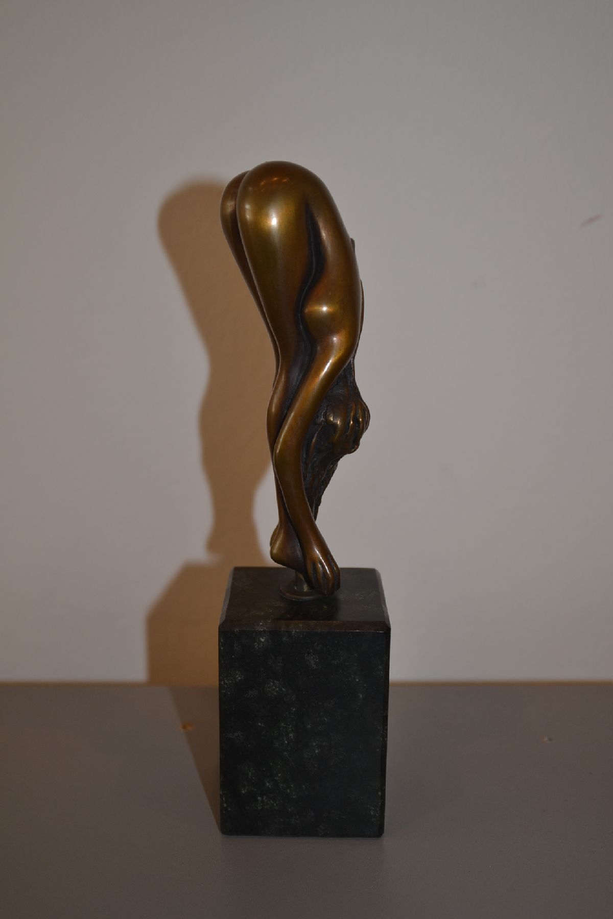Detail d: Bruno Bruni, geb. 1935 Gradara, Bronzeskulptur, Akt, signiert und num. 500/750, auf Steinsockel, H. 14/22.5 cm