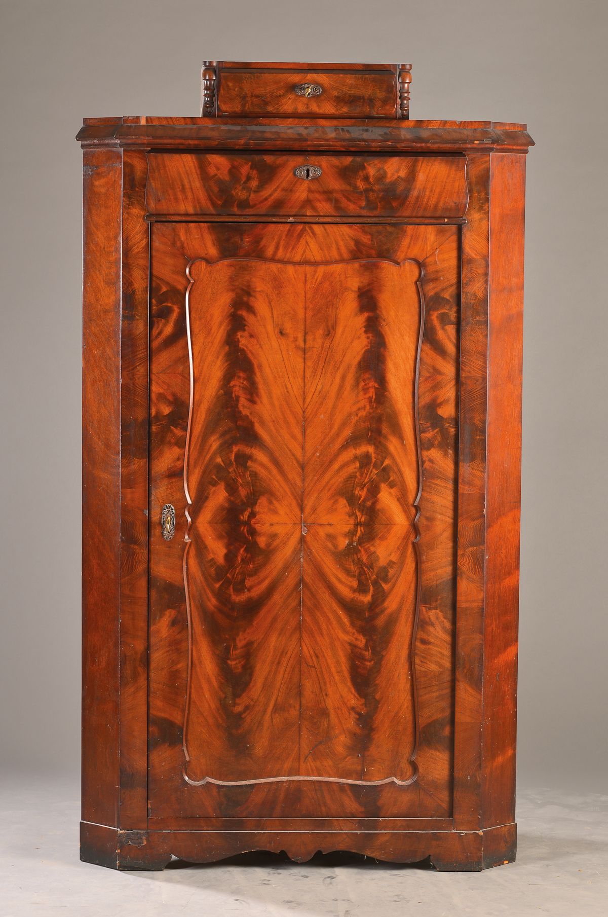 Eckschrank, mitteldeutsch, um 1840/50, Mahagoni- / Pyramidenmahagonifurnier, Weichholzkorpus, Innenleben mit 4 Einlegeböden, sek. gefaßter Schub, ...