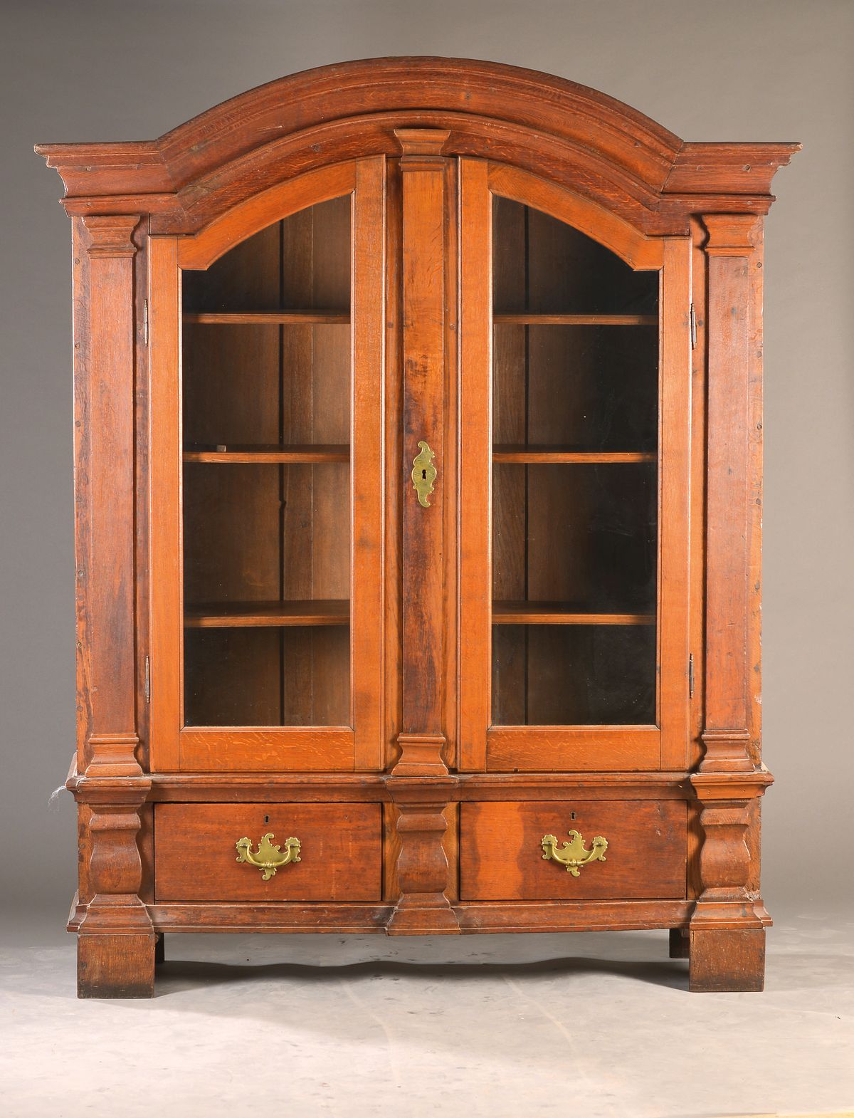 Umgebauter mitteldeutscher Barockschrank, sek. verglast, 18.Jh., Eiche massiv, 2-türig, 2 Sockelschübe, im frühen 20.Jh. zum Vitrinenschrank ...