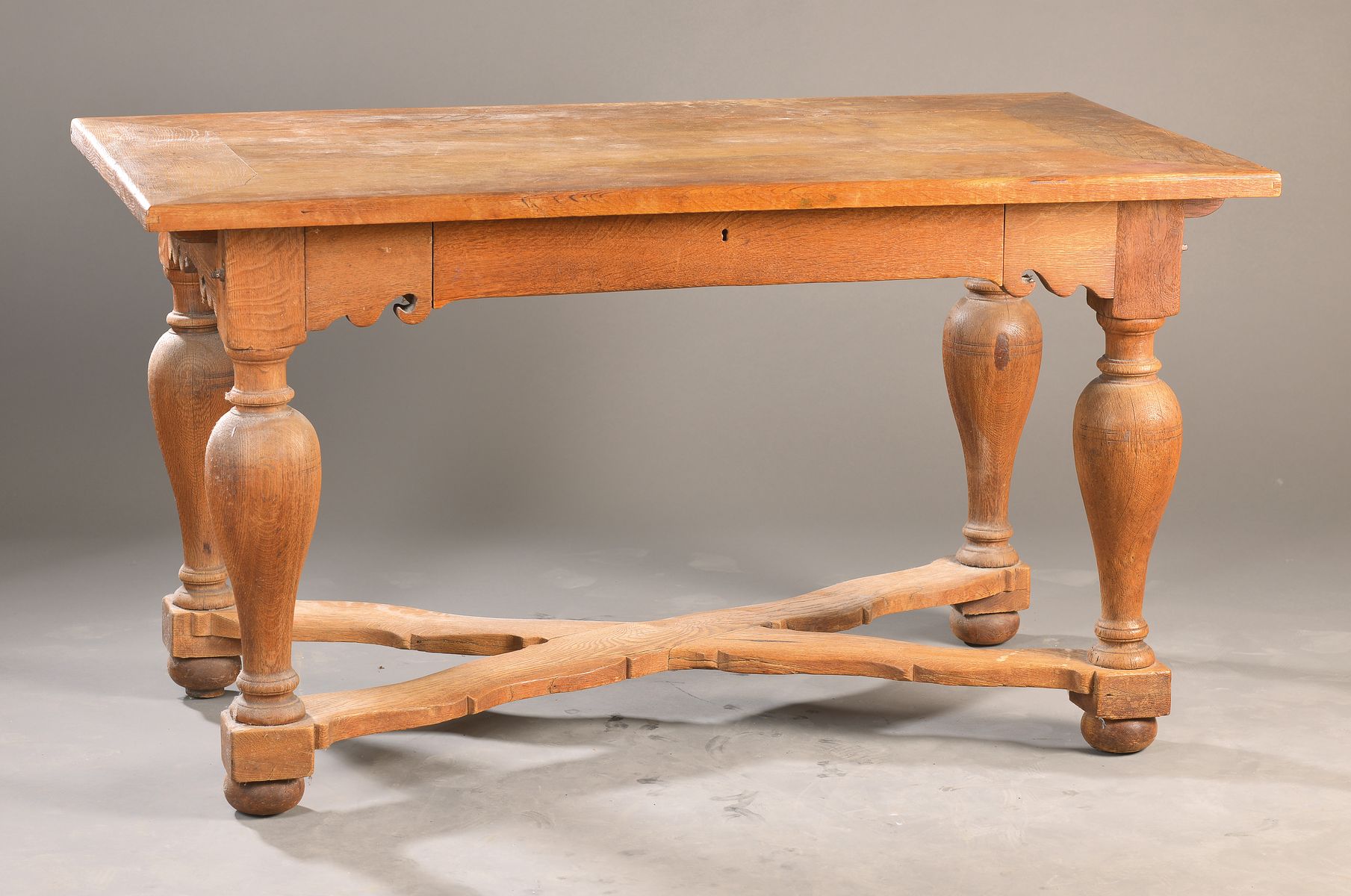 Barockstil-Tisch, deutsch, um 1880, Eiche massiv, Balusterbeine mit geschweifter X-Versproßung, geschweifte Zarge mit Zargenschub, Platte ...