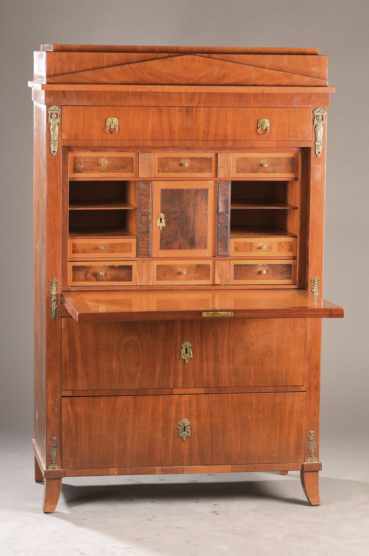 Standsekretär, wohl Raum Berlin, um 1900, Mahagonifurnier auf Buche und Weichholz, Kopfschub, 2 tiefe untere Schübe sowie Geheimschub im Giebel, ...