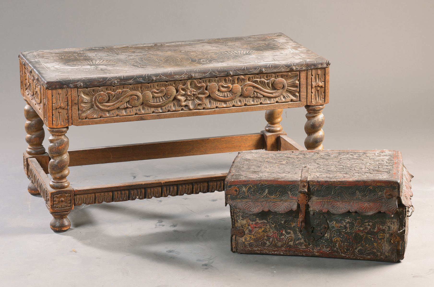 Tisch und Truhe, wohl Peru, 19.Jh., Ornamental geschnitzte xxxxxxxxxxxxxxxxxxxxxx xxxxxxxxxxxxxxxxxxxxxxx xxxxxxxxxxxxxxxxxxxxxxxxxxxxxxxxxx Truhe ...