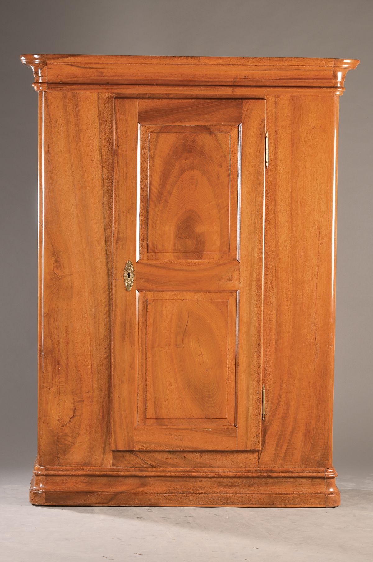 Odenwaldschrank, deutsch, um 1830, Biedermeier, Nussbaum massiv, 1-türig, regionstypisch sehr schöne breite Lisenen, profilierter Sockelkranz, ...