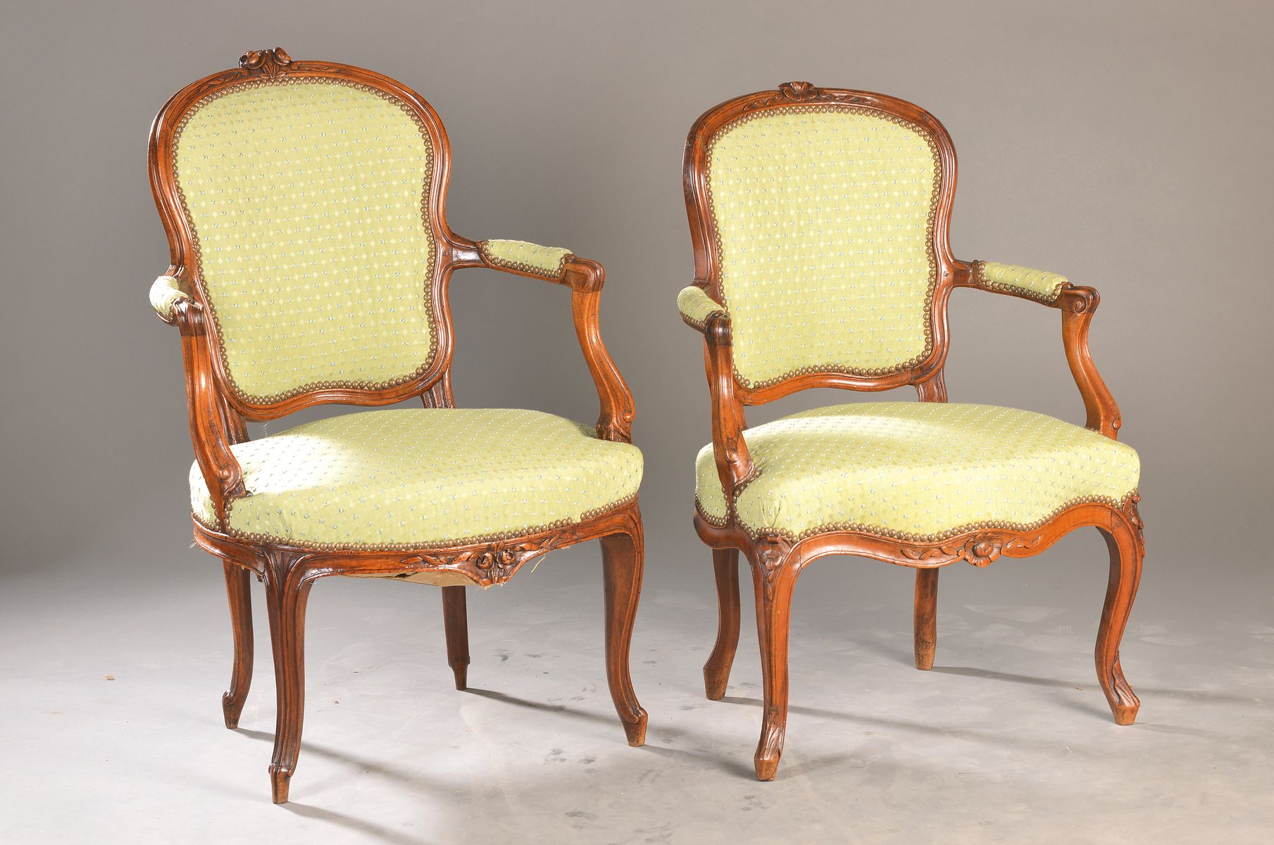 zwei Bergeren Sessel, Frankreich, um 1760, Nußbaum massiv, allseitig geschweift, profiliert, sparsame florale Verzierung, Zarge und Lehne ...