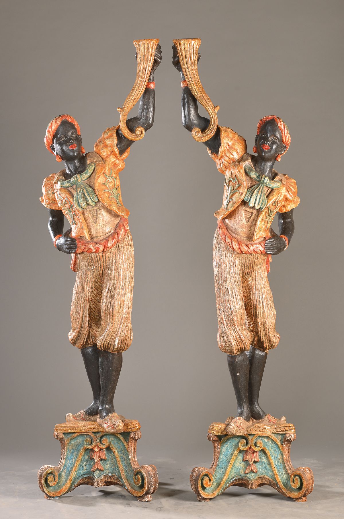 Standleuchter, wohl Italien, 1920/30, Lindenholz geschnitzt, bunt gefaßt, im typisch venezianischen Stil des 18.Jh., Mohr mit Füllhorn in erhabener ...