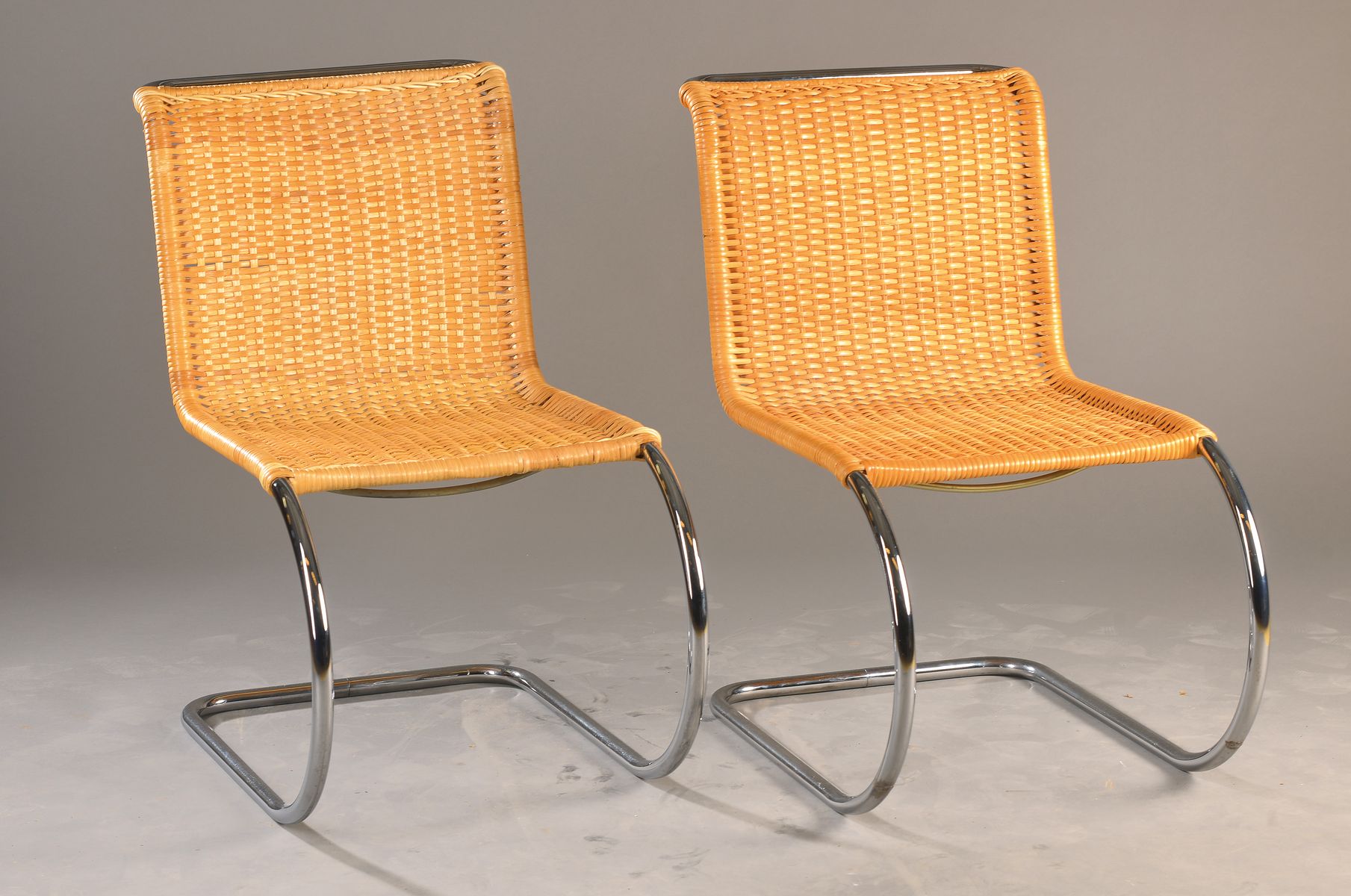 6er Satz Freischwinger "MR10" von Mies van der Rohe, Entwurf 1927, Ausführung von Thonet Sp äter, Stahlrohr, Korbgeflecht, H. ca. 85 cm, ...