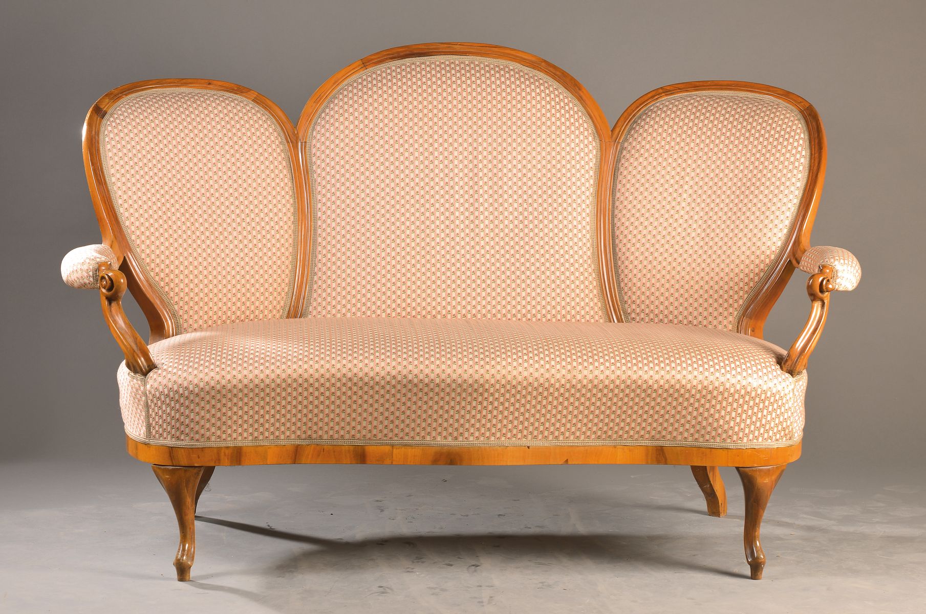 Spätbiedermeiersofa, deutsch, um 1860/70, Nussbaum, Rückenlehne 3-fach gegliedert, Bezug u. Polster mit Gebr.-Sp., ca. 106x176x83 cm