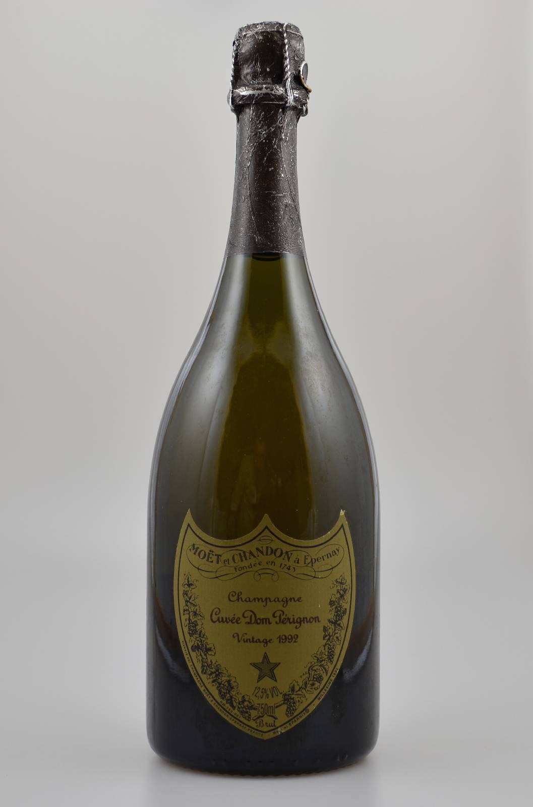 1 Flasche 1992 Moet et Chandon Cuvee Dom Perignon, 12,5 % Vol., ca. 75 cl, Abstand zwischen Flaschenboden und Champagner: ca. 1,5 cm, unverkostet
