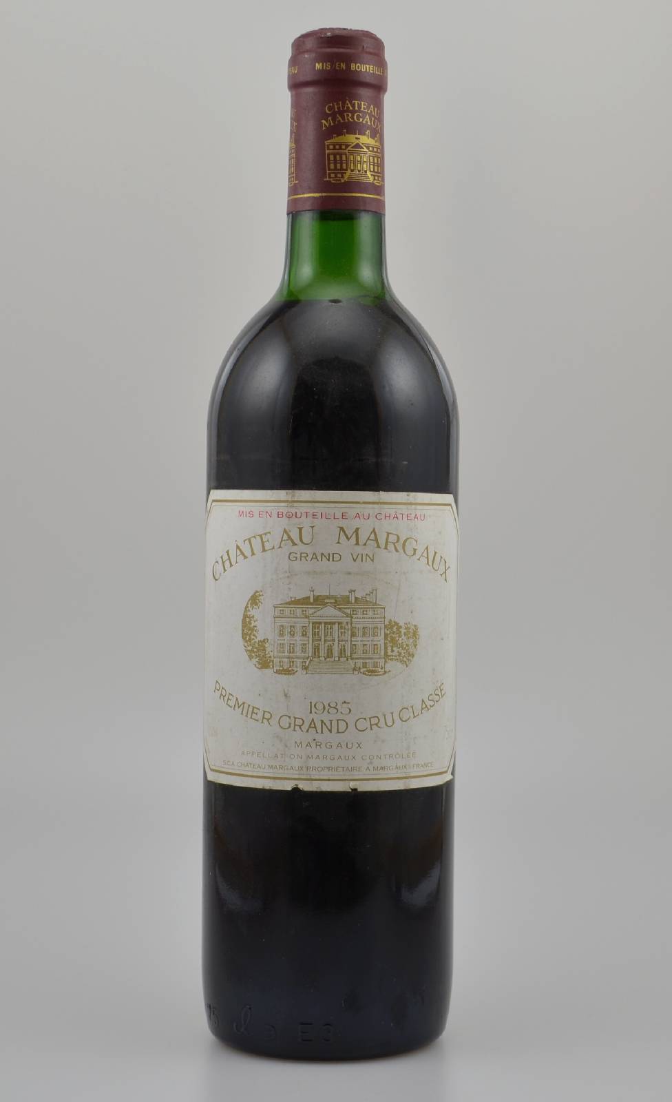 1 Flasche 1985 Chateau Margaux, Margaux, Premier Grand Cru Classe, ca. 75 cl, 12,5 % Vol, Füllstand: ca. top shoulder, Etikett l. beschmutzt, ...