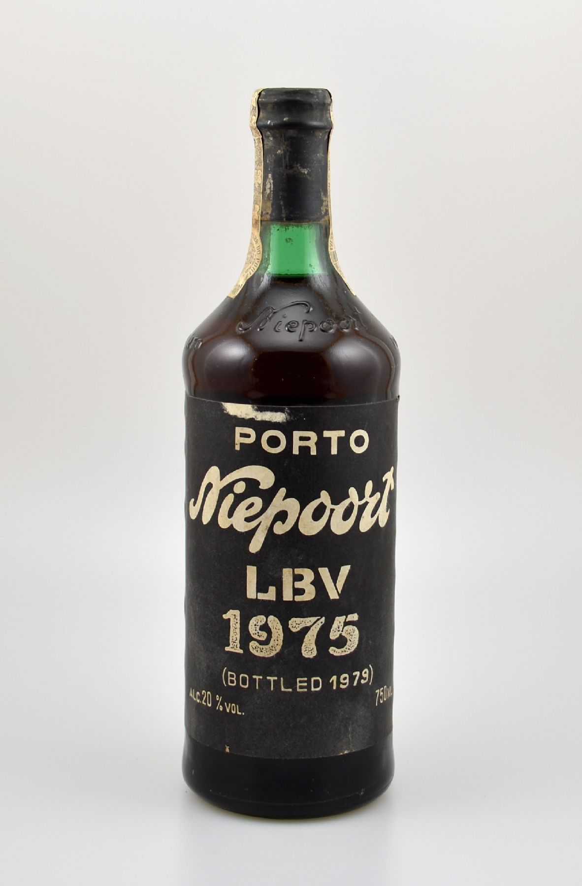 1 Flasche 1975 Niepoort Porto LBV, ca. 75 cl, 20 % Vol., Füllstand: ca. top shoulder, 1979 in die Flasche gefüllt, Etikett l. besch., unverkostet