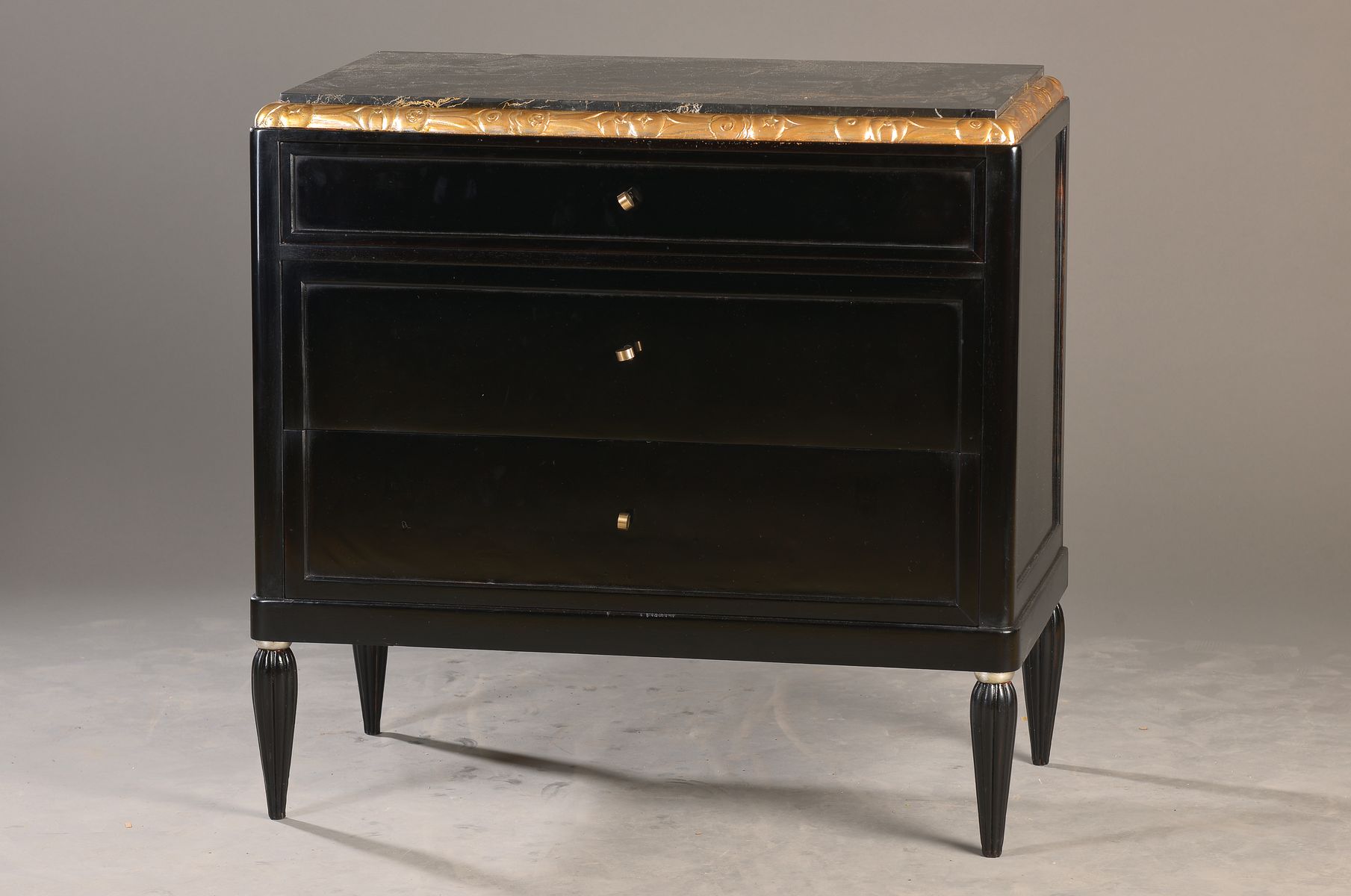 Franz. Kommode, im Art-Deco-Stil, 20. Jh., Korpus Eiche schwarz gelackt, Ornamente partiell silberfarben gefaßt, 3-schübig, mit Schlüssel, Platte ...