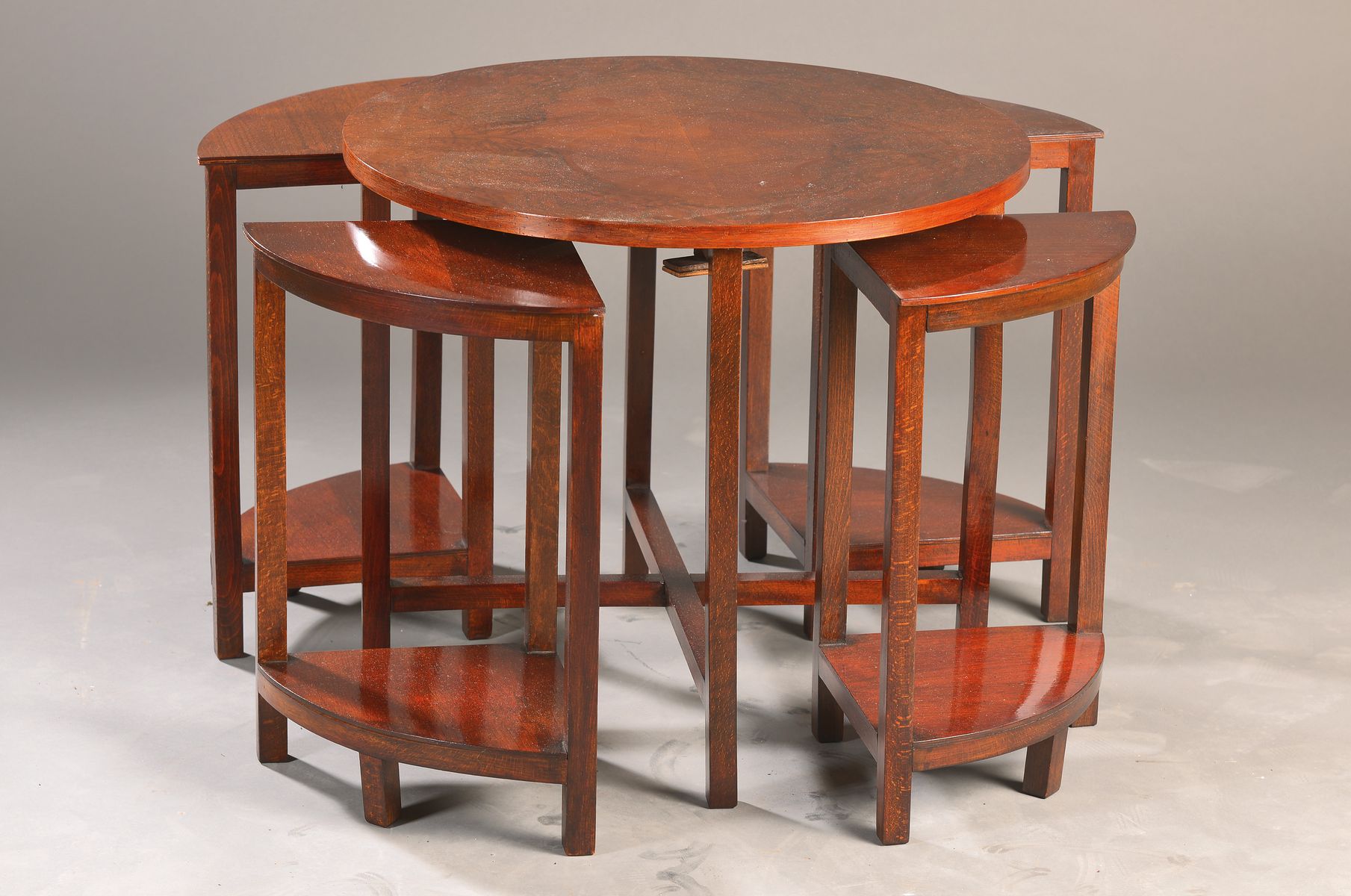 sog. Nest-of-Tables, 5-teiliges Beistelltischchen-Set, 20. Jh., Wurzelnussholz, runder Beistelltisch mit unterschiebbaren kleinere Tischchen, H.ca. ...