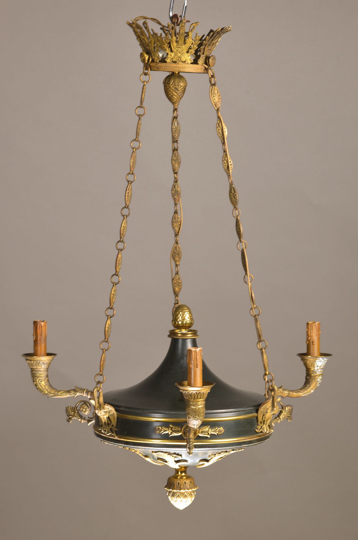 Deckenlüster im Empire-Stil, wohl Frankreich, frühes 20.Jh., 3 Brennstellen an Metallkörper befestigt, fein ausgearbeitete Schwanen- u. anderen ...