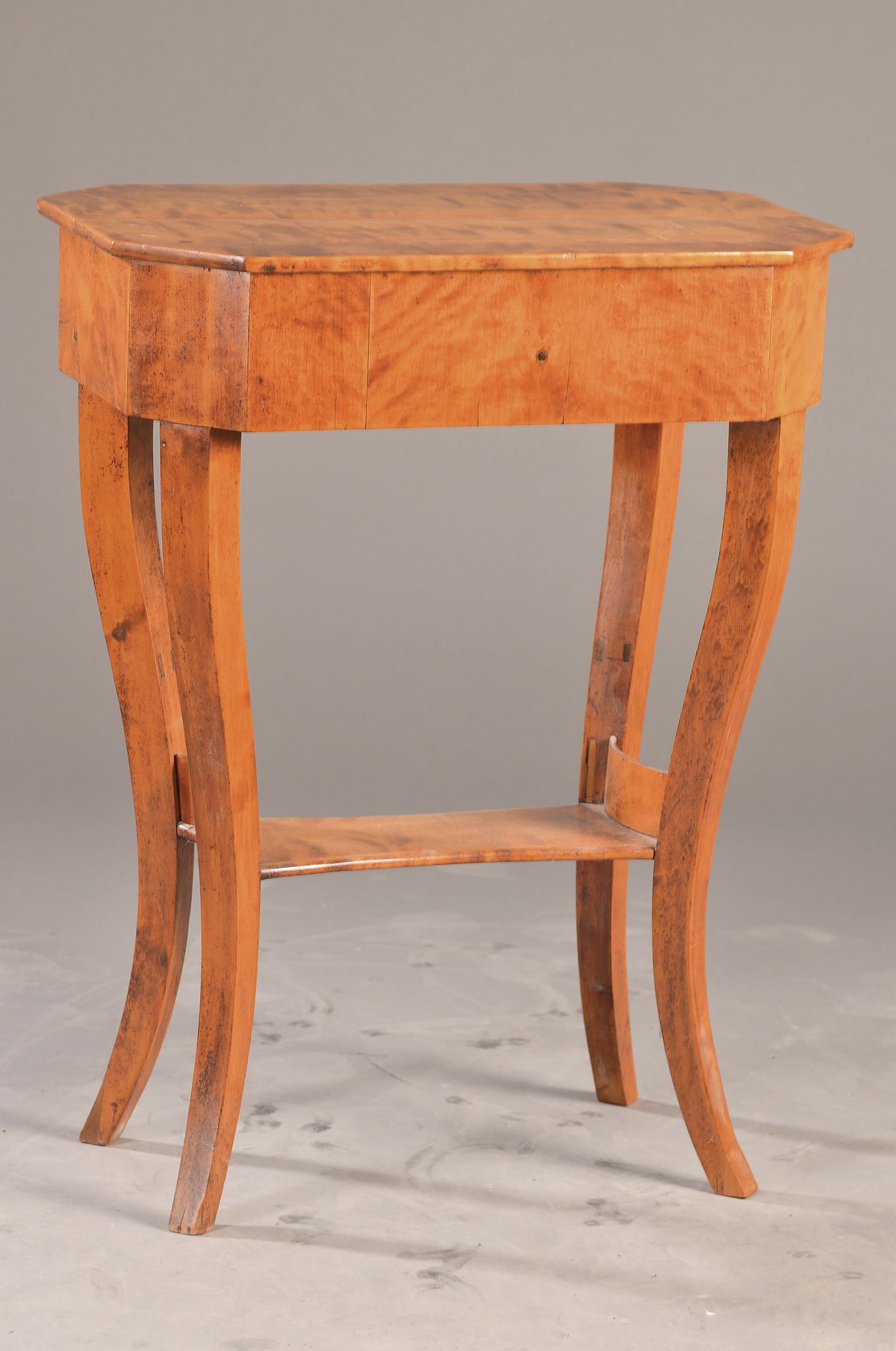 Beistelltischchen, im Biedermeier-Stil, 20.Jh., Birkenfurnier, 4 geschweifte Beine, untere Etage, ca. 74x57x37 cm