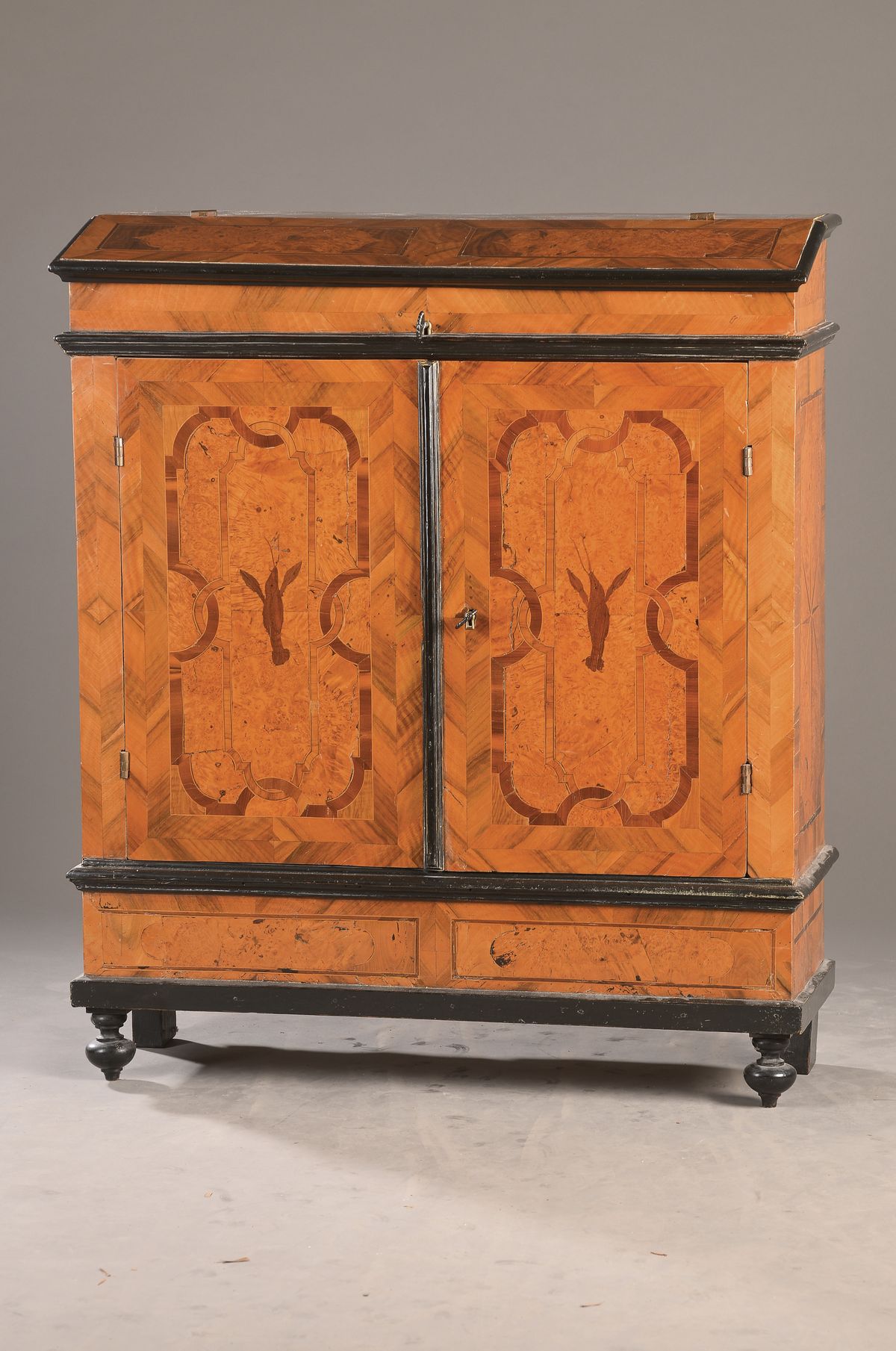 Barocker Halbschrank, süddeutsch, 18.Jh., Nussbaumfurnier auf Weichholzkorpus, schmaler Korpus, 2-türig, reiche gegenläufige Furnierarbeiten, ...