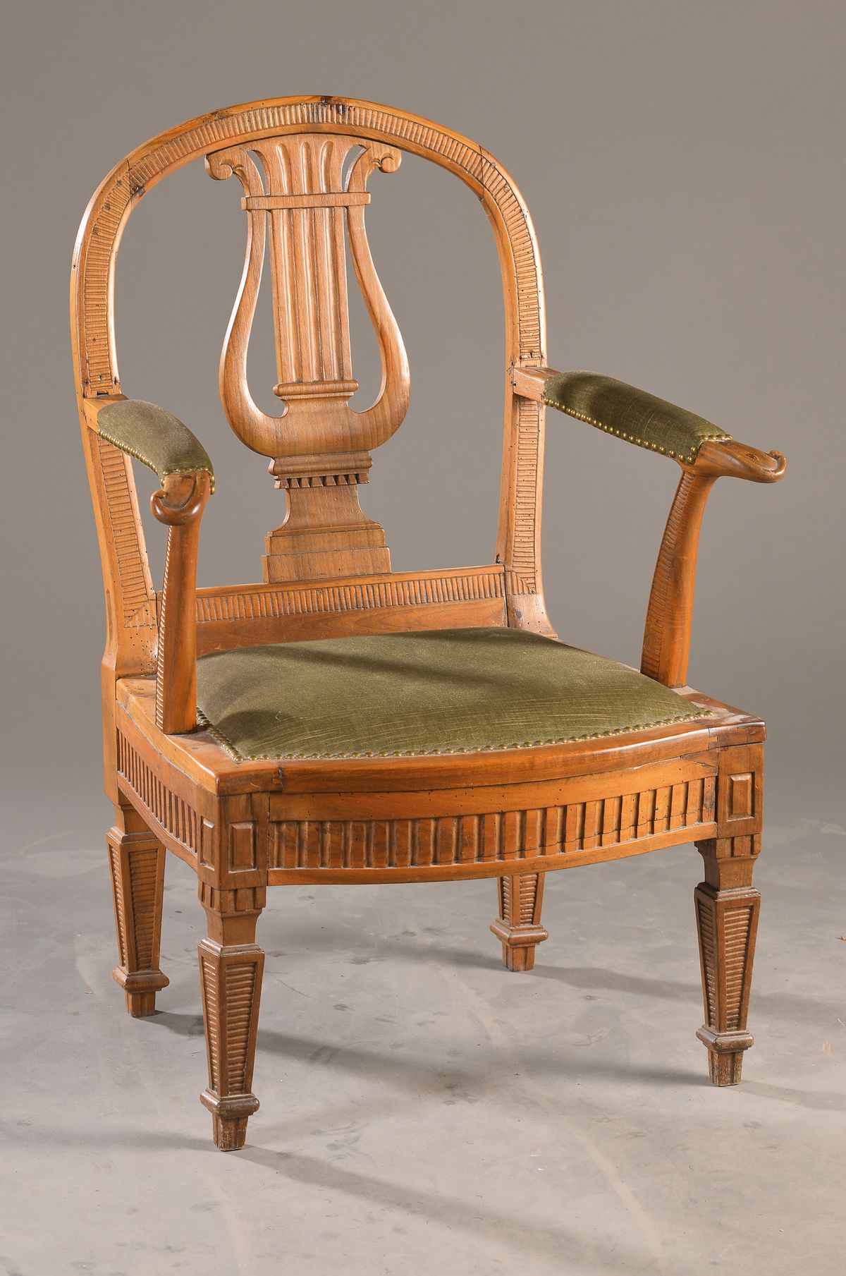 Armlehnsessel, Klassizismus, um 1770-1800, Nussbaum massiv, fein klassizistisch gearbeitet mit Kanneluren u. Lyra-Rückenlehne, Reste alten ...