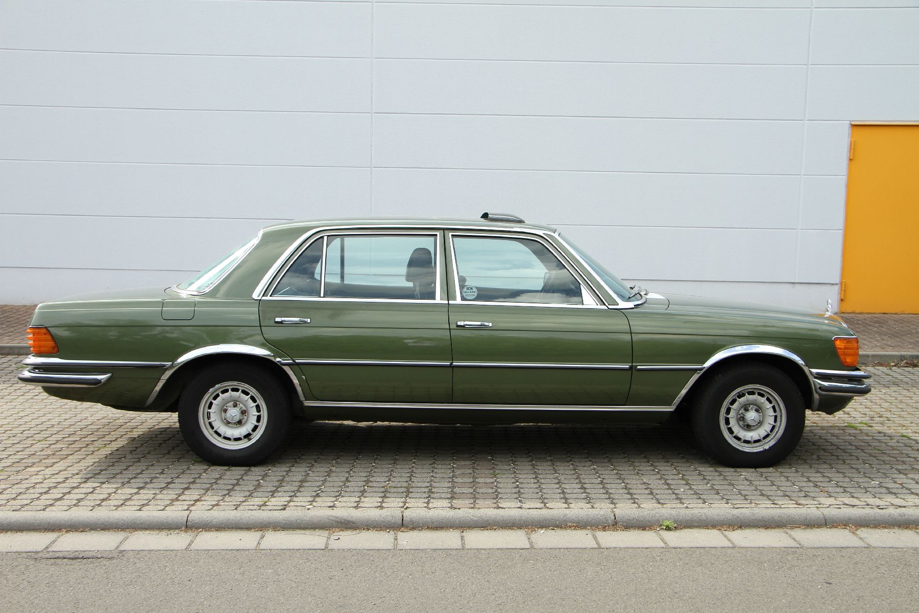 Detail b: Mercedes-Benz 450 SEL, Fahrgestellnummer: 11603312066450, EZ 05/1977, 2. Hand, Laufleistung ca. 168.000 km, H-zulassungsfähig, 160 kW/ 217 PS, ...