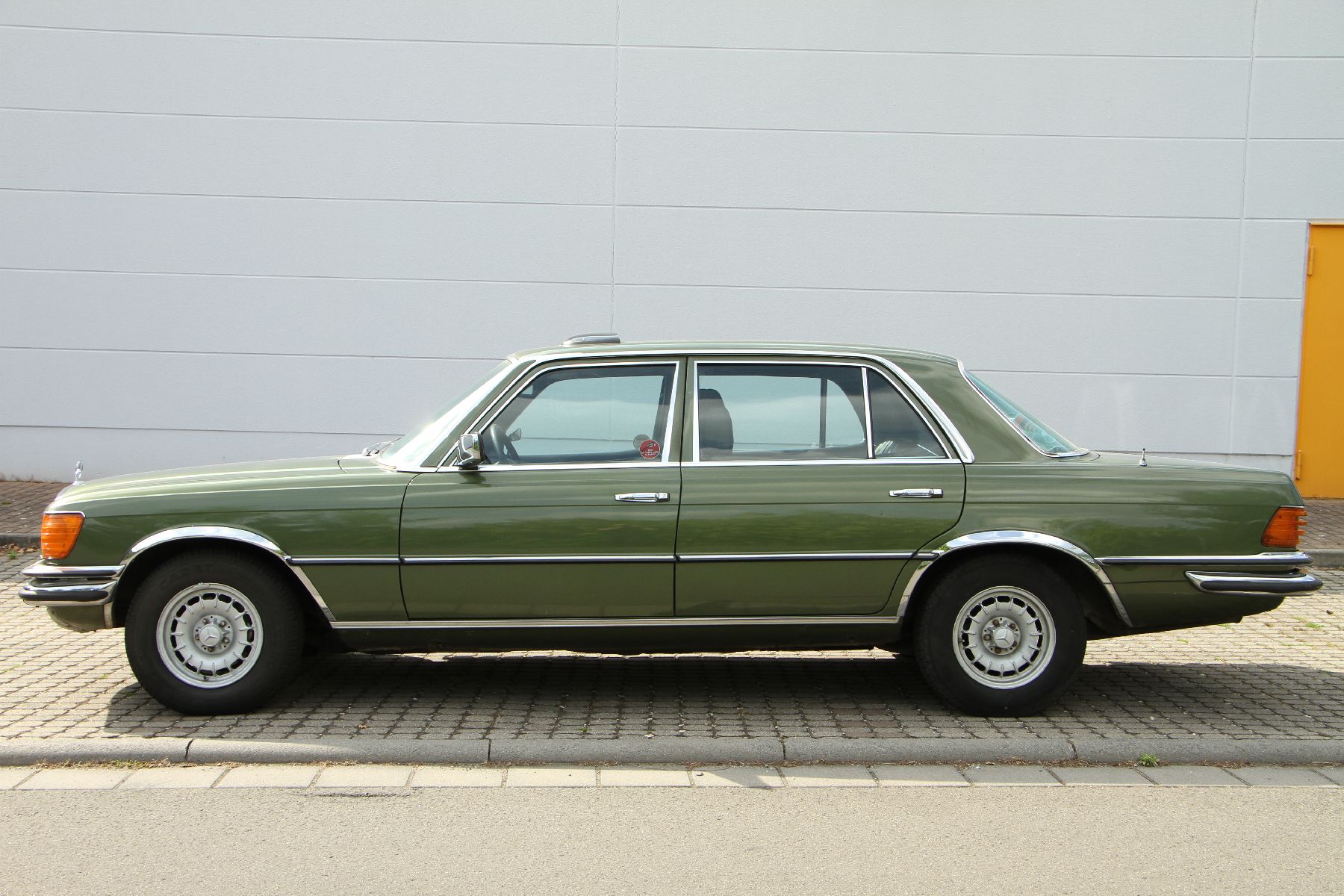 Detail c: Mercedes-Benz 450 SEL, Fahrgestellnummer: 11603312066450, EZ 05/1977, 2. Hand, Laufleistung ca. 168.000 km, H-zulassungsfähig, 160 kW/ 217 PS, ...