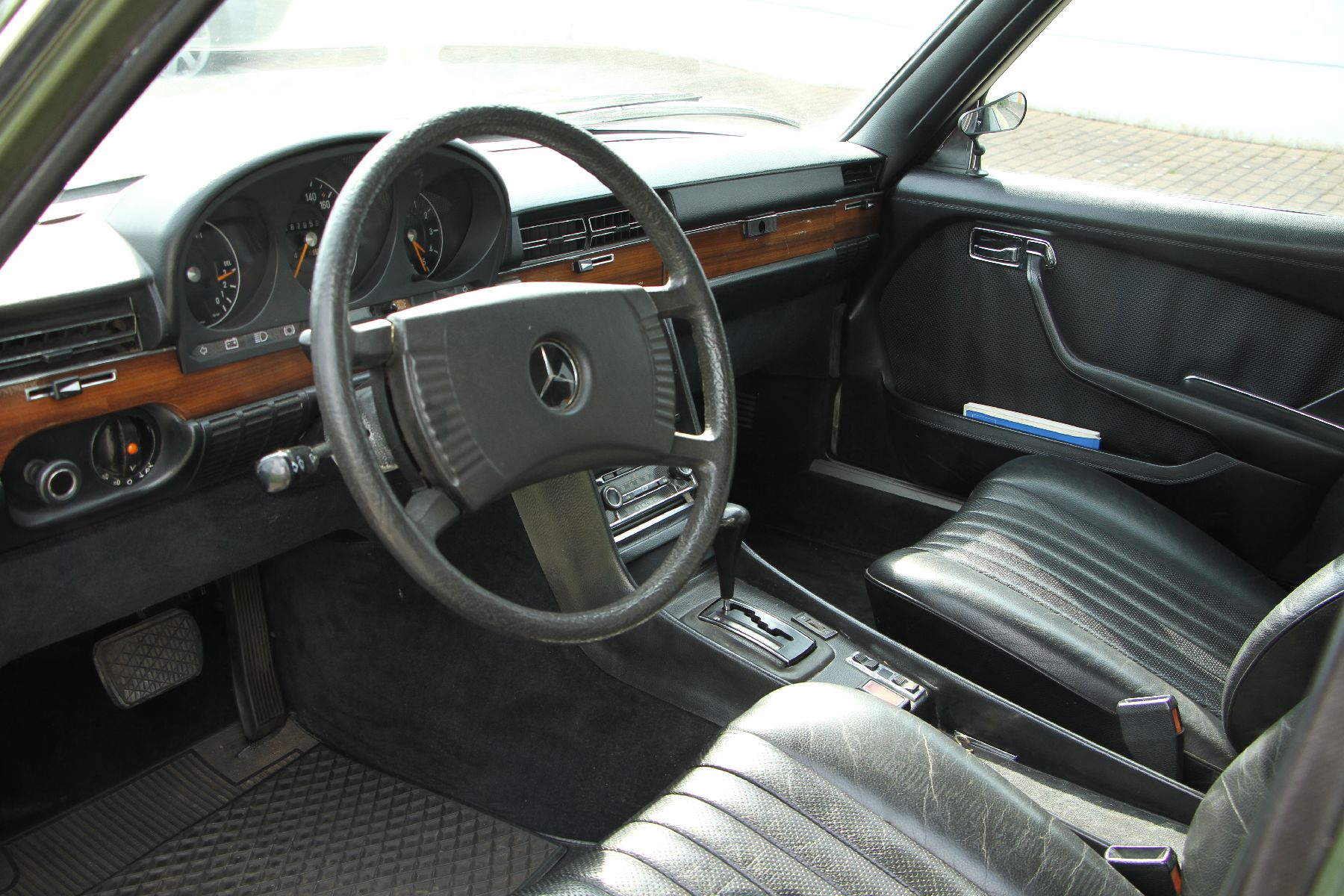 Detail d: Mercedes-Benz 450 SEL, Fahrgestellnummer: 11603312066450, EZ 05/1977, 2. Hand, Laufleistung ca. 168.000 km, H-zulassungsfähig, 160 kW/ 217 PS, ...