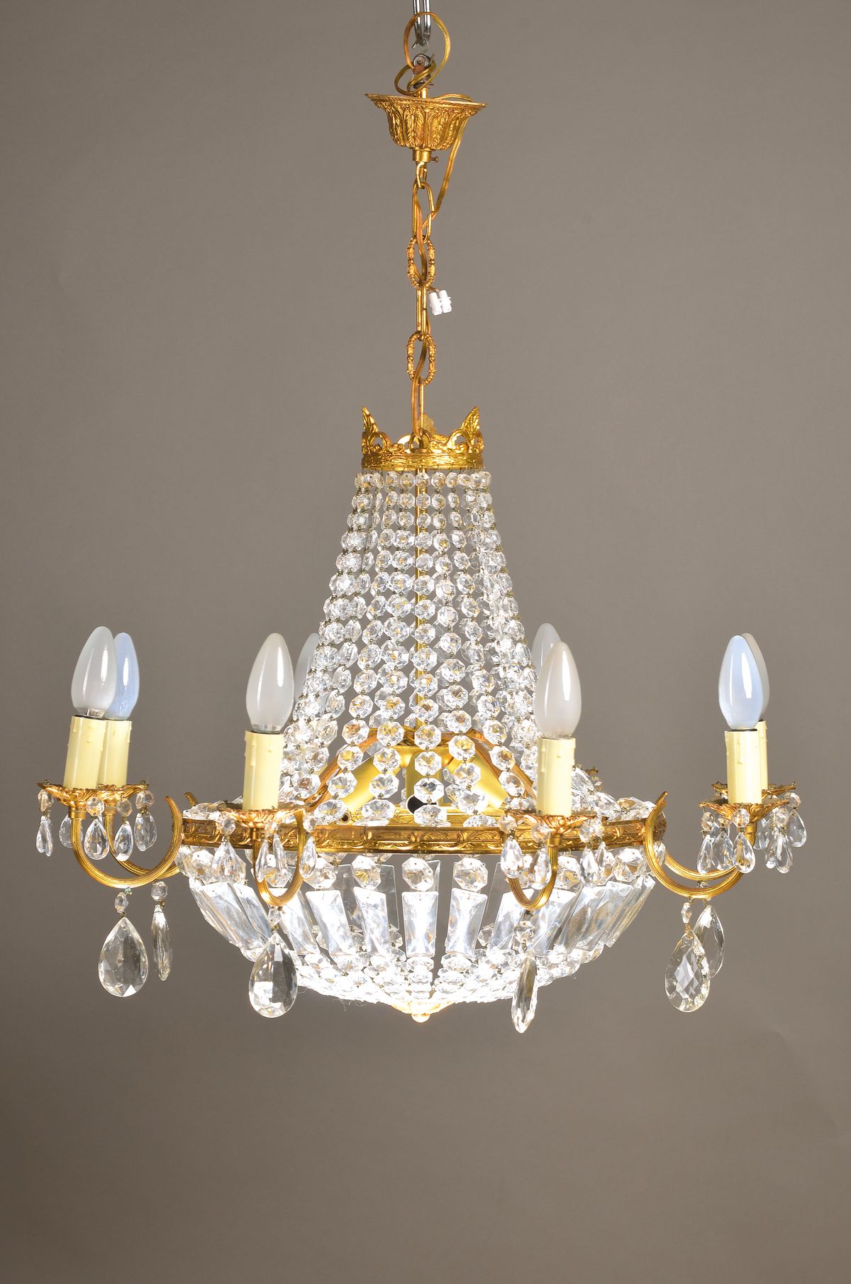 Deckenlüster, wohl deutsch, 30er Jahre, 8 Brennstellen aussen und vier Brennstellen innen, reiches Glasgehänge, D. ca. 68 cm, H. 45 cm ohne Kette, ...
