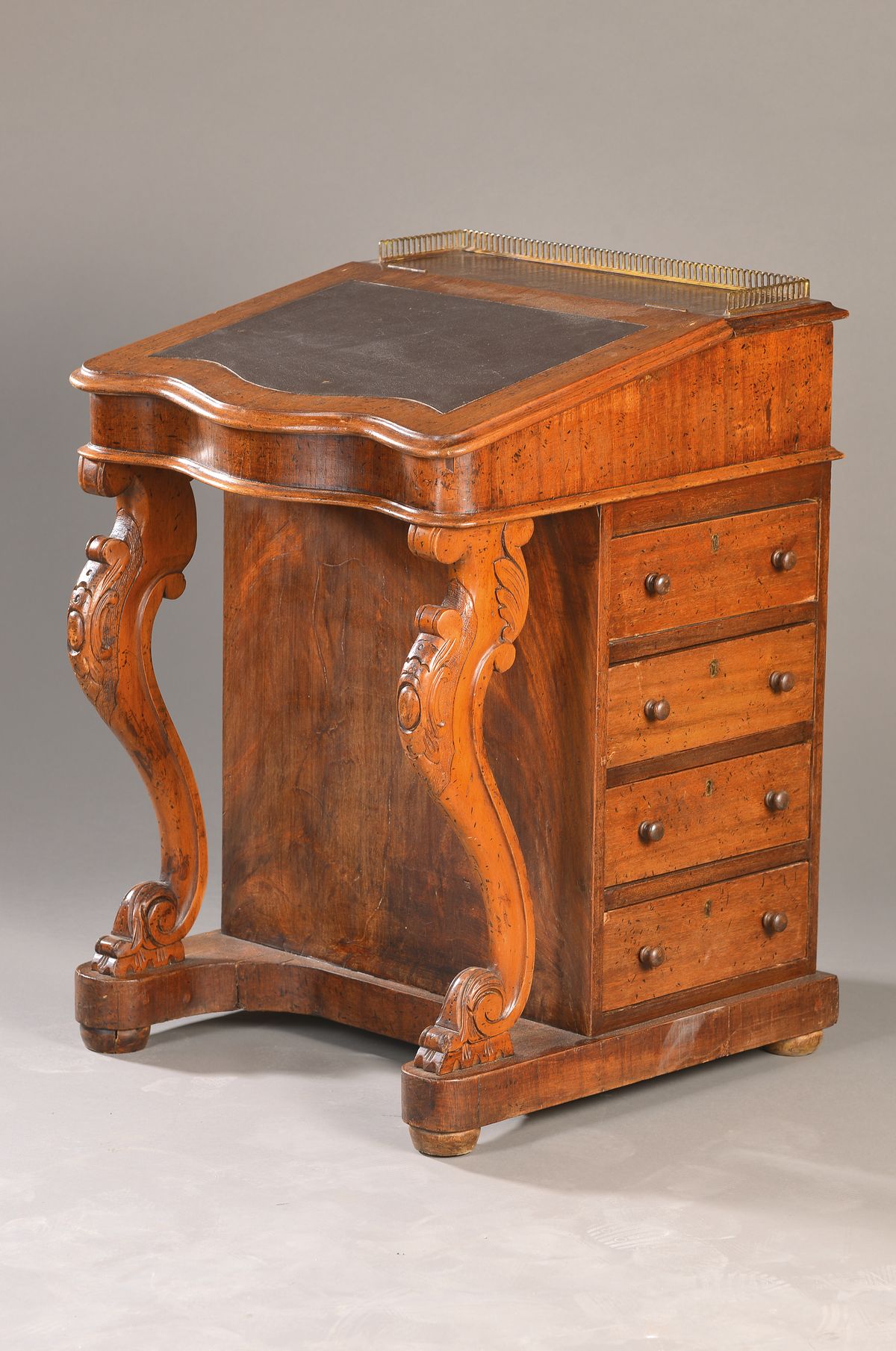 Kleiner Davenport-Sekretär, England, um 1860, Nußbaum, aufklappbar, seitlich vier Schübe, Beine reich geschnitzt, Messingbalustrade, starke ...