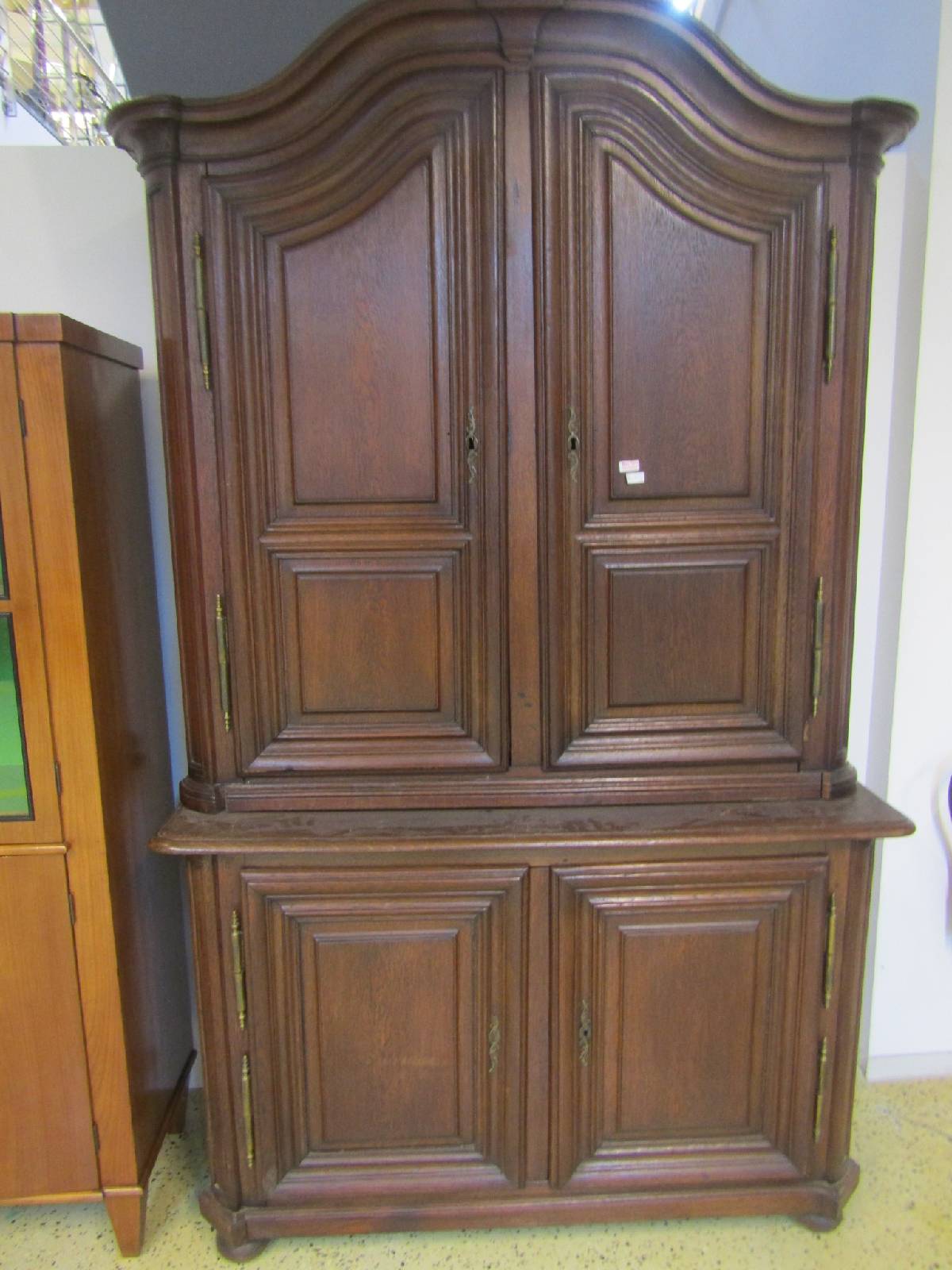 Elsässer Aufsatzmöbel, um 1770/80, Eiche massiv, Hirnholz, 2-teilig, Unterteil 2-türig innen mit Einlegeboden, Aufsatz 2-türig mit geschweiftem ...