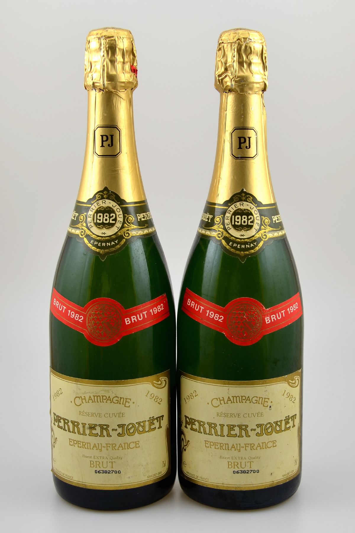 2 Flaschen 1982 Perrier-Jouet Epernay-France Champagner, Reserve Cuvee, Brut, je ca. 75 cl , Abstand zwischen Flaschenboden und Champagner: ca. 2 cm, ...