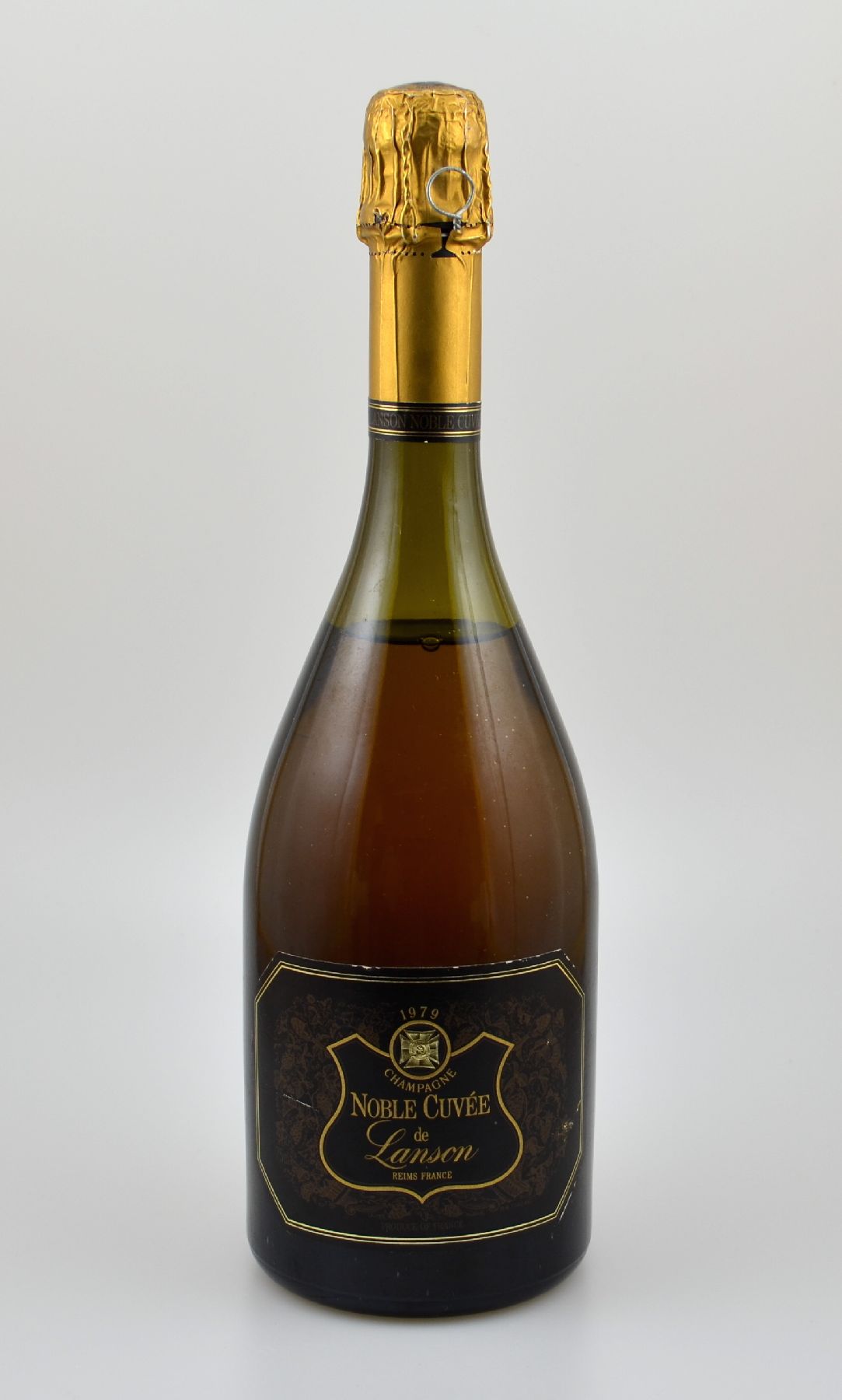 1 Flasche 1979 Noble Cuvee de Lanson, ca. 75 cl, Abstand zwischen Flaschenboden und Champagner: ca. 2,5 cm, Etikett l. besch.