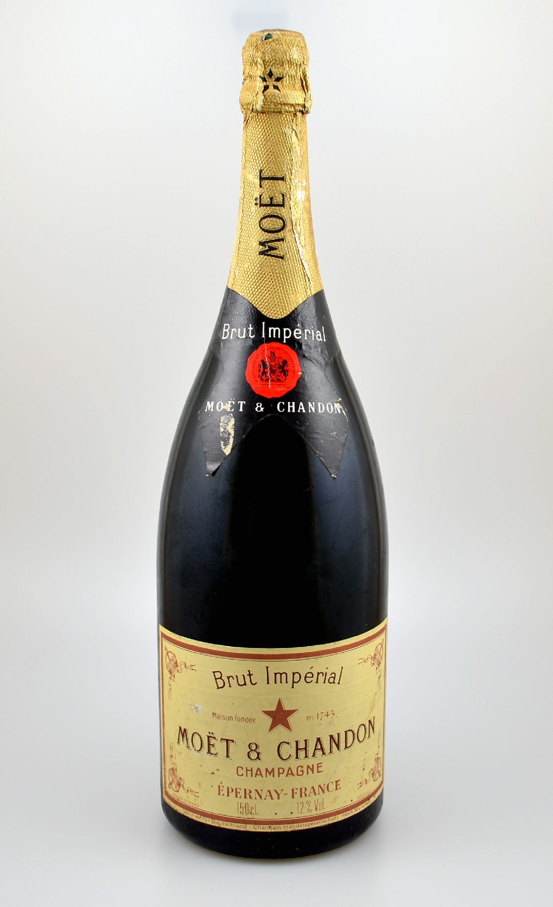 1 Flasche Moet & Chandon Champagner, Epernay-France, Brut Imperial, ca. 150 cl, 12 % Vol., aus den 80er Jahre, Abstand zwischen Flaschenboden und ...