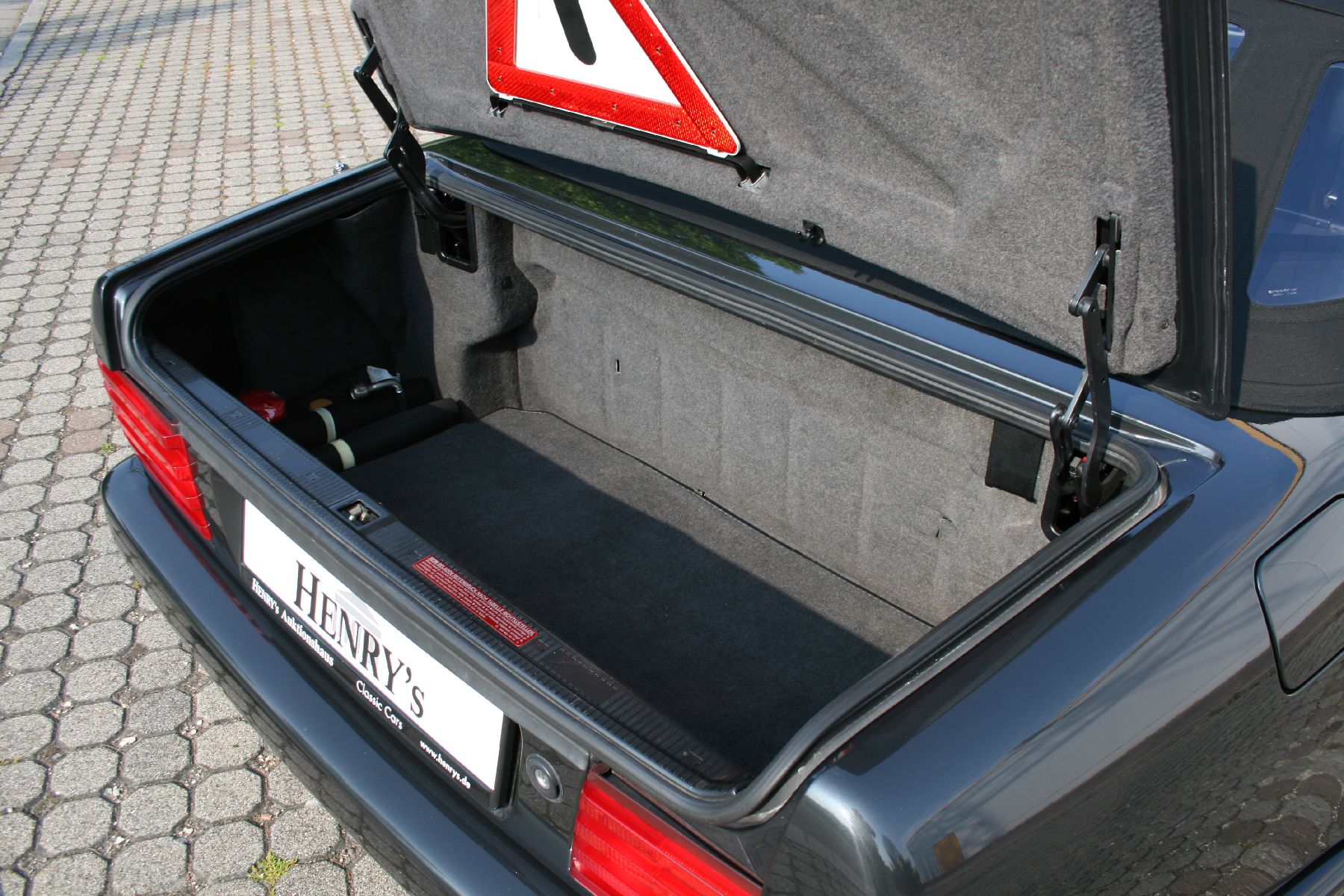 Detail l: Mercedes-Benz 500 SL R 129, Fahrgestellnummer: WDB1290661F017102, EZ 11/1990, 2. Hand in Deutschland, ca. 64.900 km abgelesen, HU 03/2020, 240 kW/ ...