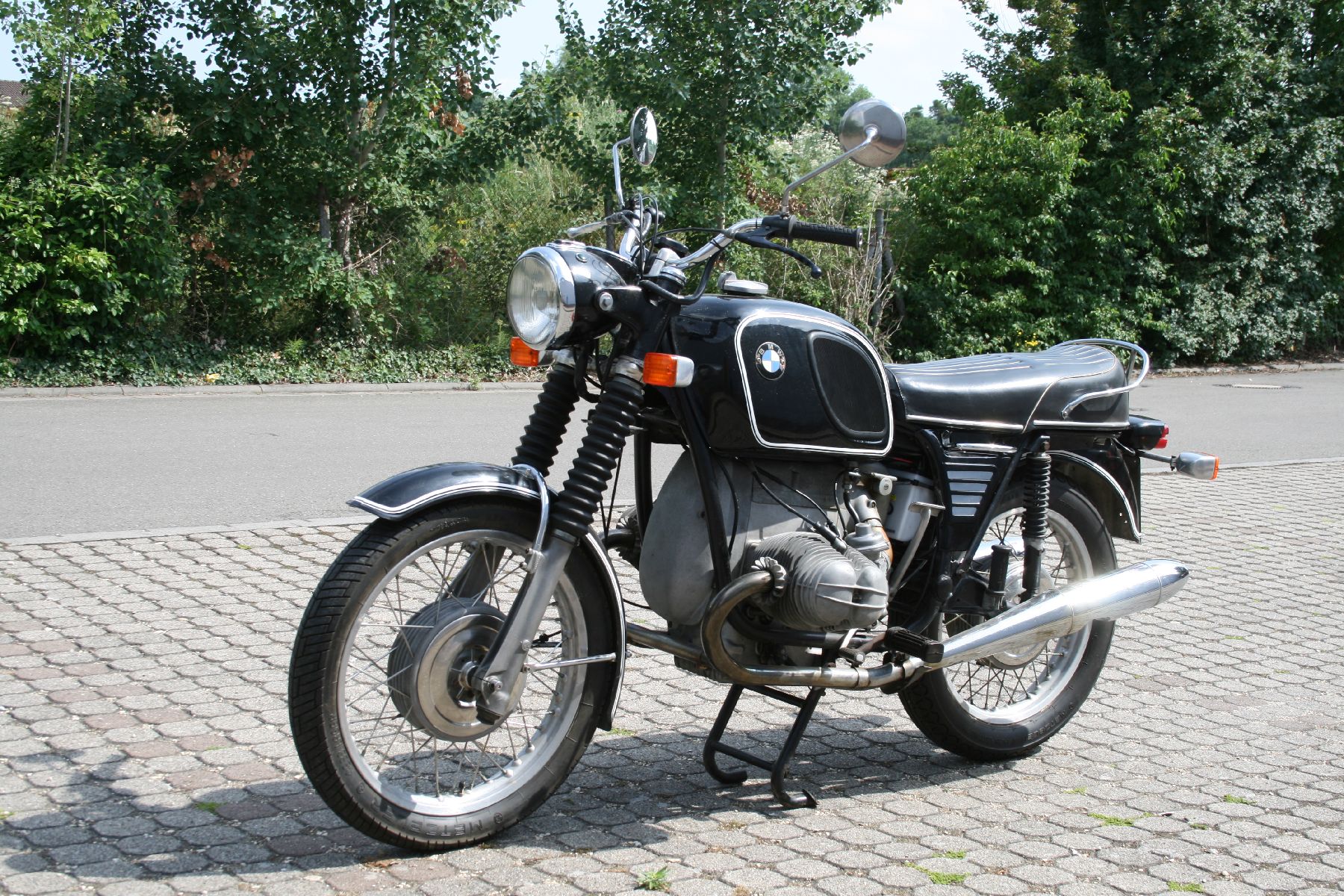 Detail b: BMW R 75/5, Fahrgestellnummer: TP1439543, EZ 05/1975, 1. Hand, Laufleistung ca. 20.533 km, H-zulassungsfähig, 37 kW/ 50 PS, 2- Zylinder Boxermotor, ...