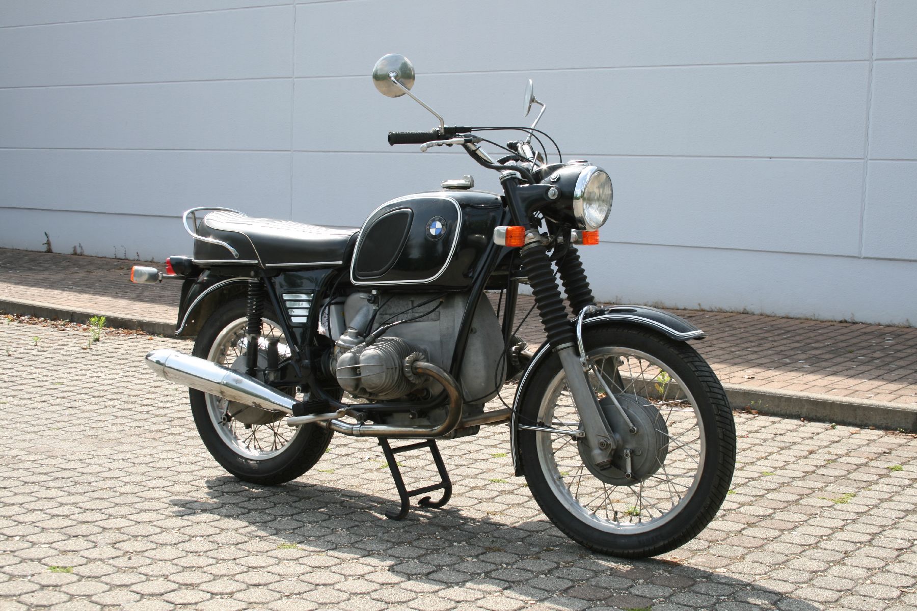 Detail c: BMW R 75/5, Fahrgestellnummer: TP1439543, EZ 05/1975, 1. Hand, Laufleistung ca. 20.533 km, H-zulassungsfähig, 37 kW/ 50 PS, 2- Zylinder Boxermotor, ...