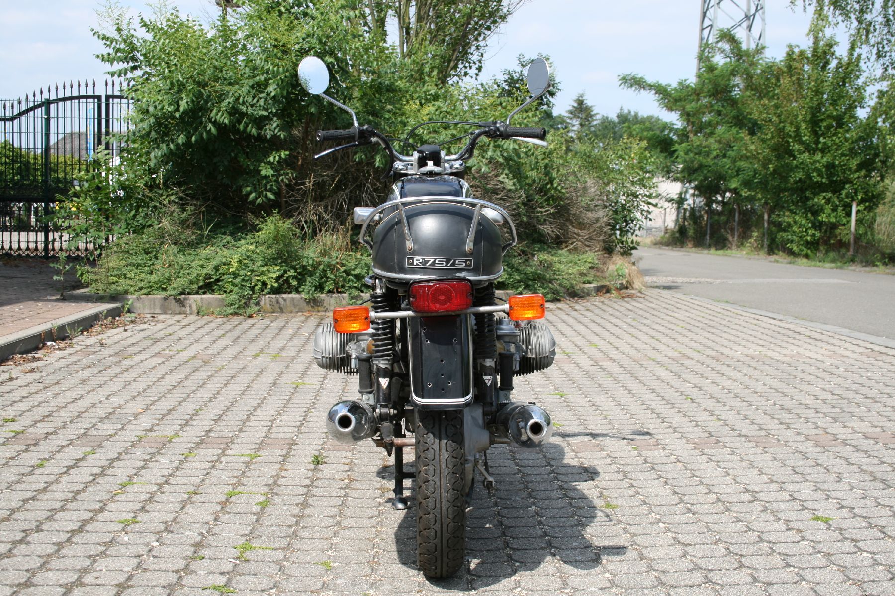 Detail d: BMW R 75/5, Fahrgestellnummer: TP1439543, EZ 05/1975, 1. Hand, Laufleistung ca. 20.533 km, H-zulassungsfähig, 37 kW/ 50 PS, 2- Zylinder Boxermotor, ...