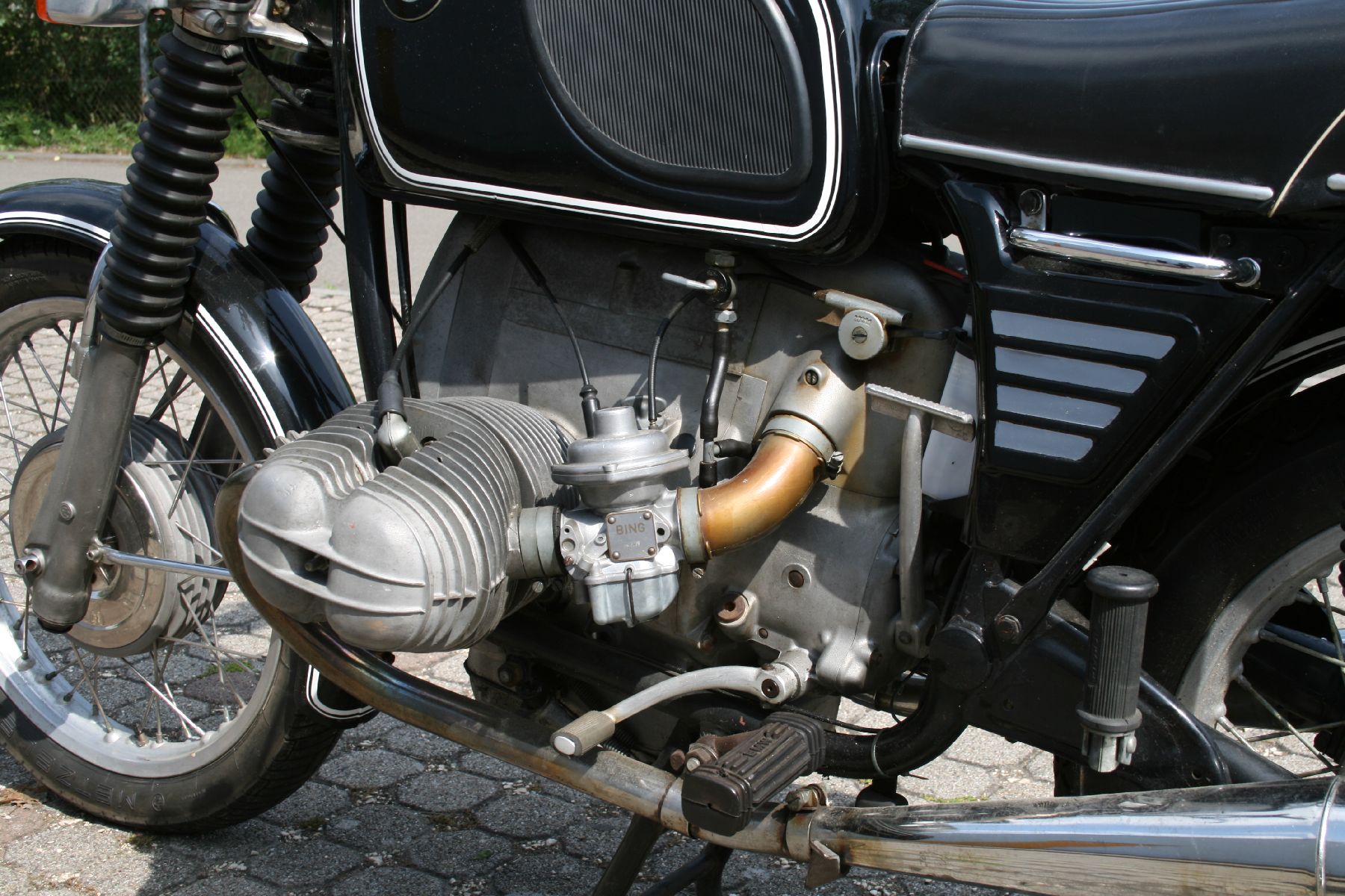 Detail e: BMW R 75/5, Fahrgestellnummer: TP1439543, EZ 05/1975, 1. Hand, Laufleistung ca. 20.533 km, H-zulassungsfähig, 37 kW/ 50 PS, 2- Zylinder Boxermotor, ...