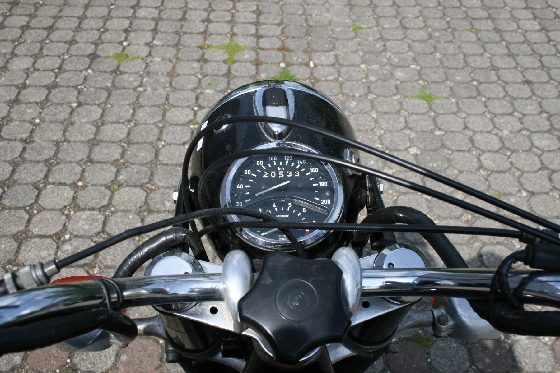 Detail g: BMW R 75/5, Fahrgestellnummer: TP1439543, EZ 05/1975, 1. Hand, Laufleistung ca. 20.533 km, H-zulassungsfähig, 37 kW/ 50 PS, 2- Zylinder Boxermotor, ...