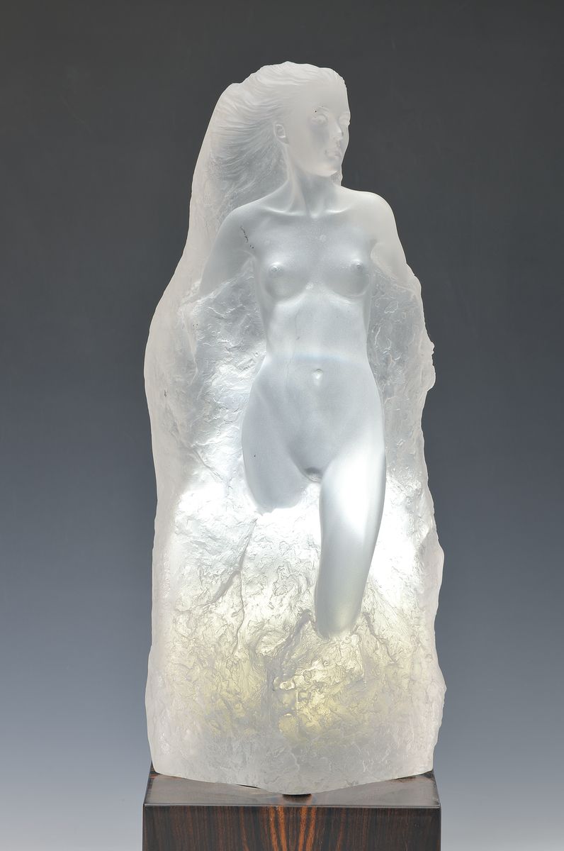 Michael Wilkinson, geb. 1954, "New Dawn", Skulptur aus Acryl mit beleuchtetem Sockel, signiert, num. 35/300, H. ca. 50 bzw. 59cm