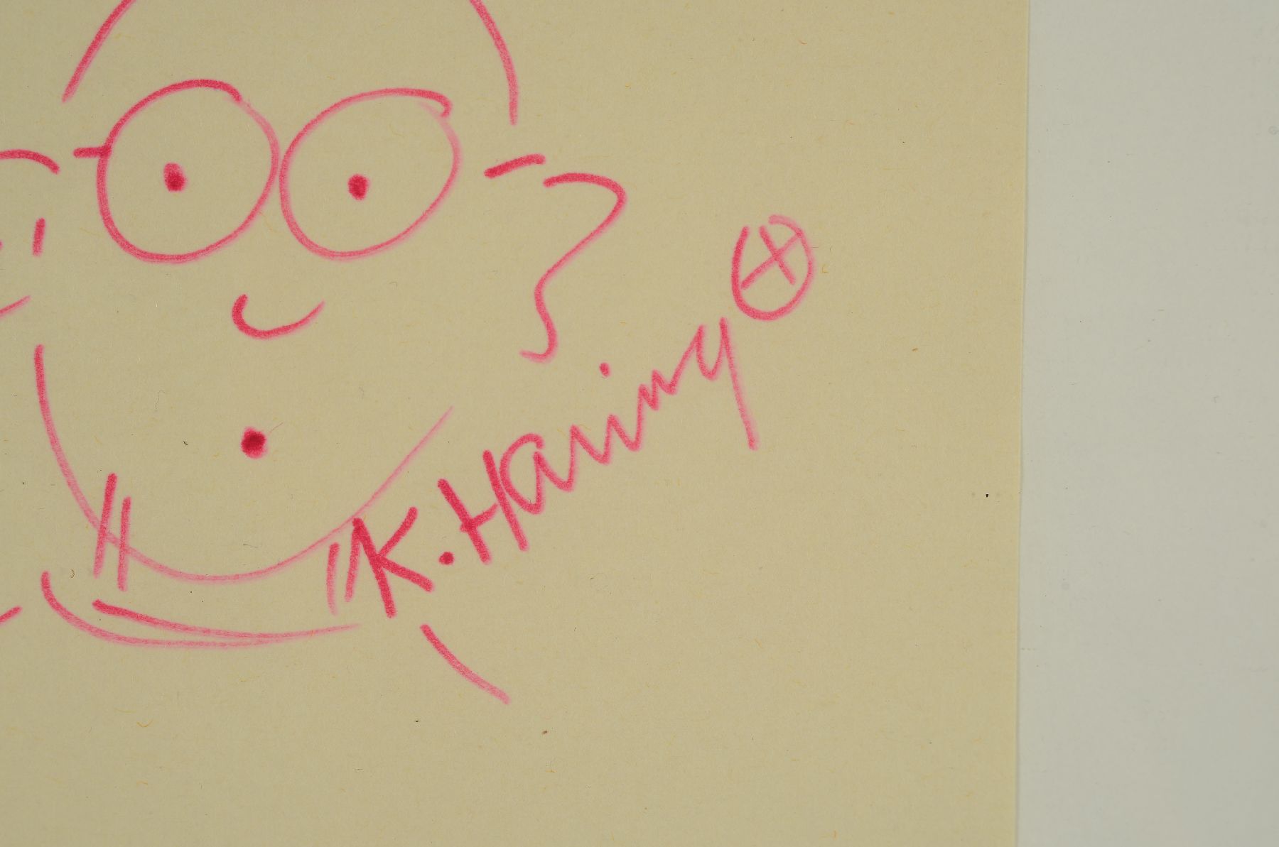 Detail b: Keith Haring, 1958-1990, Selbstporträt, Filzstiftzeichnung in Pink auf Papier, handsigniert, ca. 10x9cm, u.Gl., R. ca. 26x26cm