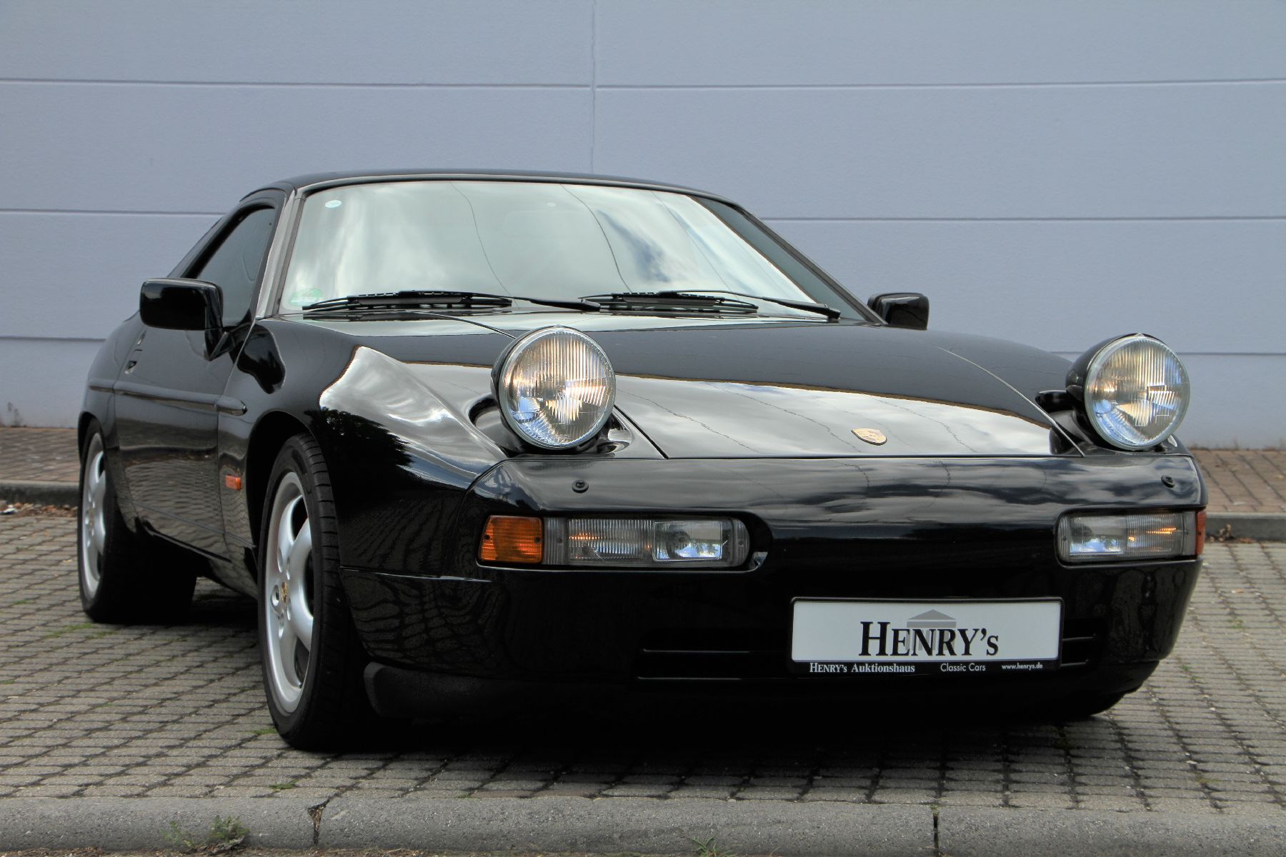 Detail a: Porsche 928 GT, Fahrgestellnummer: WPOZZZ92ZMS801572, EZ 06/1991, 4. Hand laut Brief, Fahrzeug war erstmals auf eine Firma zugelassen und wurde ...