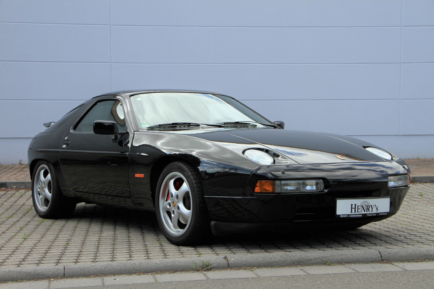 Detail b: Porsche 928 GT, Fahrgestellnummer: WPOZZZ92ZMS801572, EZ 06/1991, 4. Hand laut Brief, Fahrzeug war erstmals auf eine Firma zugelassen und wurde ...