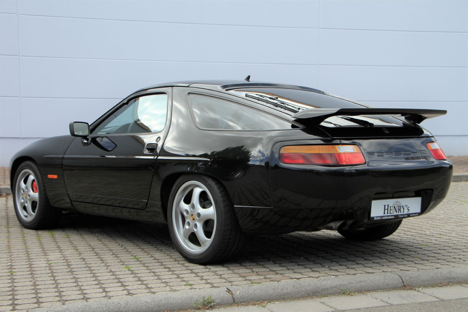 Detail e: Porsche 928 GT, Fahrgestellnummer: WPOZZZ92ZMS801572, EZ 06/1991, 4. Hand laut Brief, Fahrzeug war erstmals auf eine Firma zugelassen und wurde ...