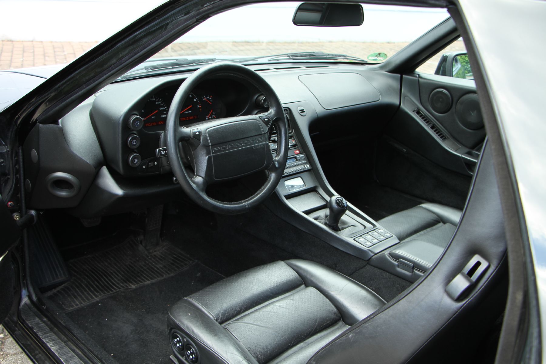 Detail j: Porsche 928 GT, Fahrgestellnummer: WPOZZZ92ZMS801572, EZ 06/1991, 4. Hand laut Brief, Fahrzeug war erstmals auf eine Firma zugelassen und wurde ...