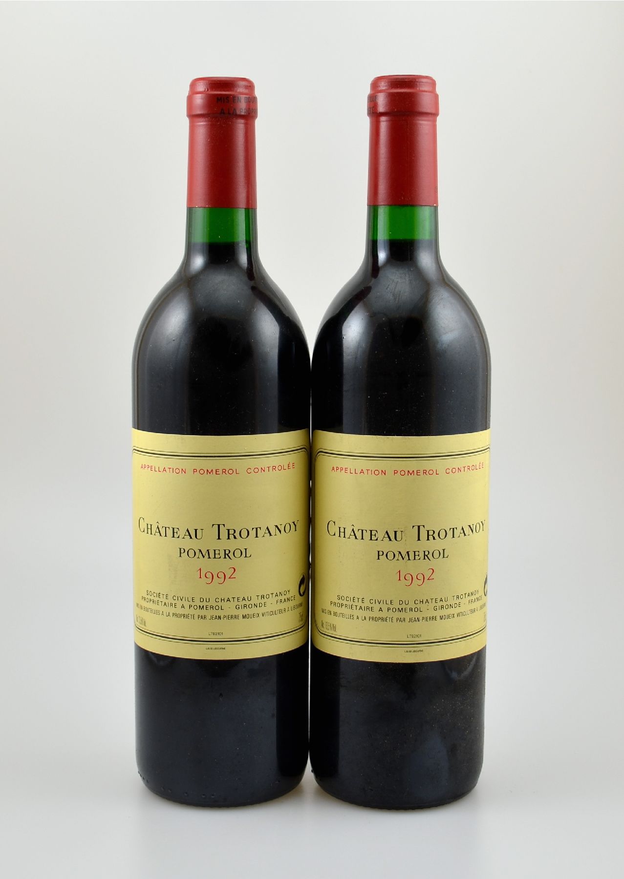 2 Flaschen 1992 Chateau Trotanoy, Pomerol, je 75 cl, 13,5 % VOl., Füllstände: je ca. into neck, unverkostet, Provenienz: Aus einer privaten ...
