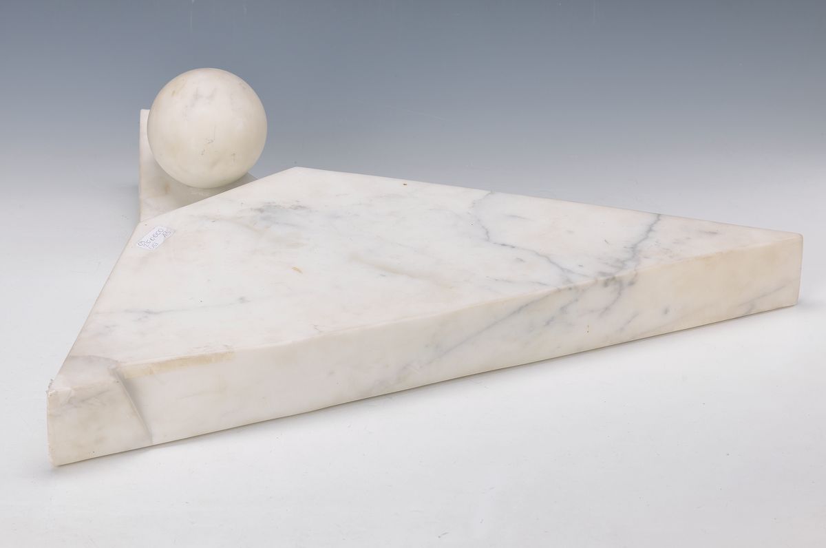 Monogrammist CB, datiert 91, Moderne Skulptur aus grau-geädertem weißen Marmor mit aufgesetzter Kugel, Ecken besch., ca. 40x64x16.5cm