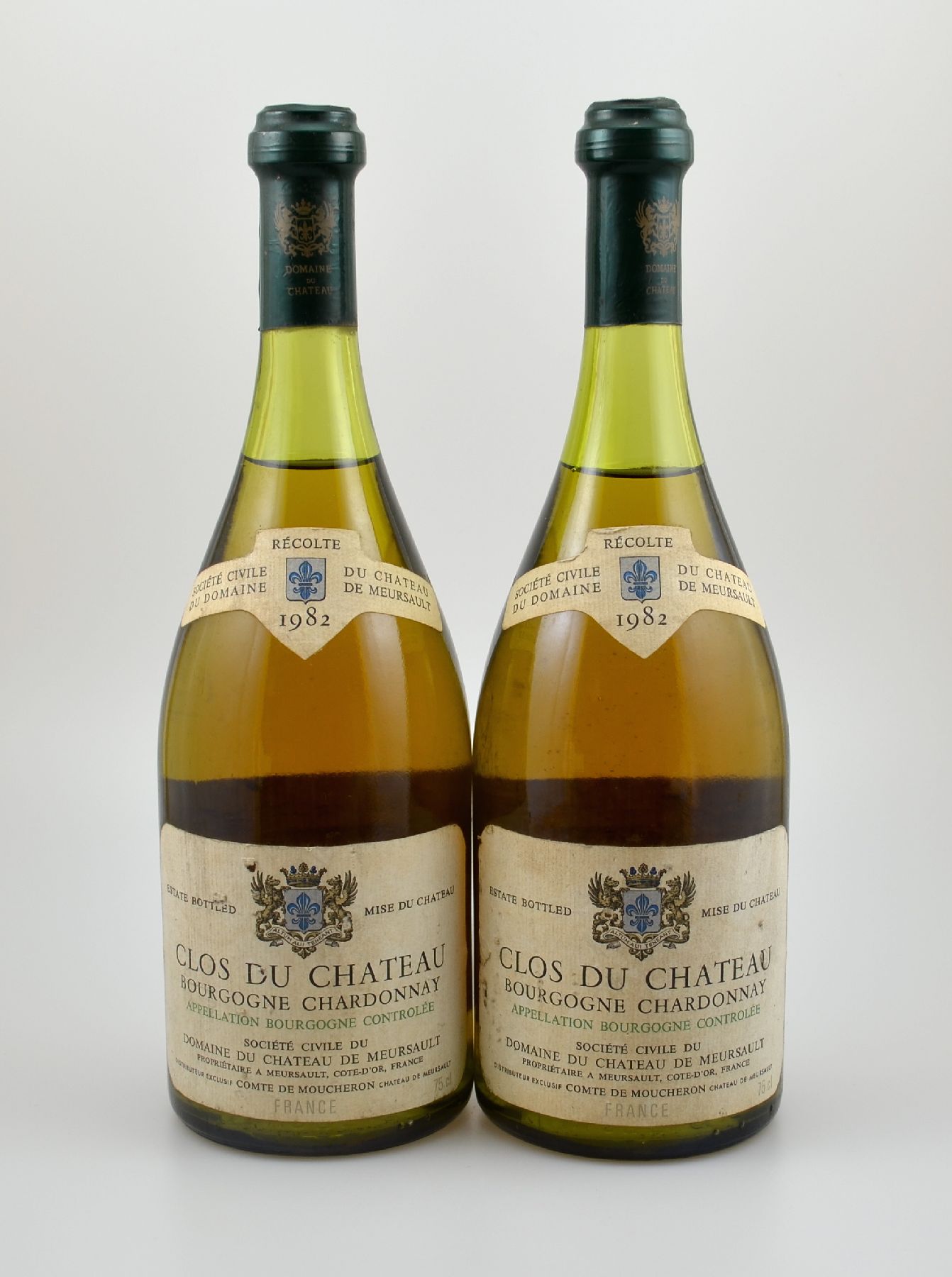 2 Flaschen 1982 Chateau Clos du Bourgogne Chardonnay, Domaine du Chateau, ca. 75 cl., Abstand zwischen Kapsel und Wein: ca. 3-3,5 cm, Etiketten min. ...