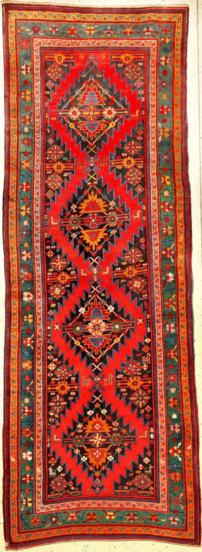 Karabagh "Galerie" antik, Südkaukasus, um 1900, Wolle geknüpft auf Wolle. Klassische Karabagh Galerie mit ausdrucksstarken Farben. ...