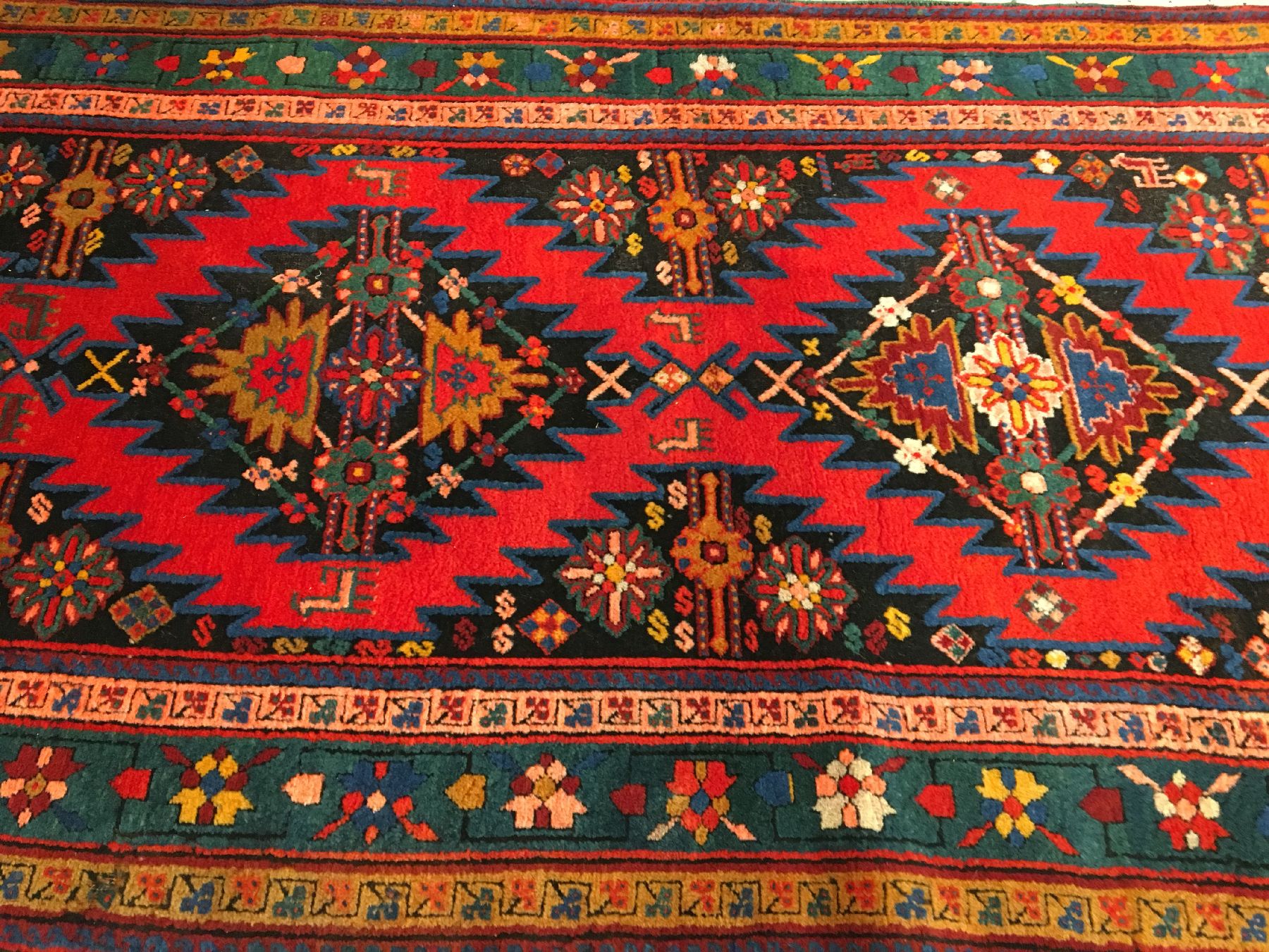 Detail b: Karabagh "Galerie" antik, Südkaukasus, um 1900, Wolle geknüpft auf Wolle. Klassische Karabagh Galerie mit ausdrucksstarken Farben. ...