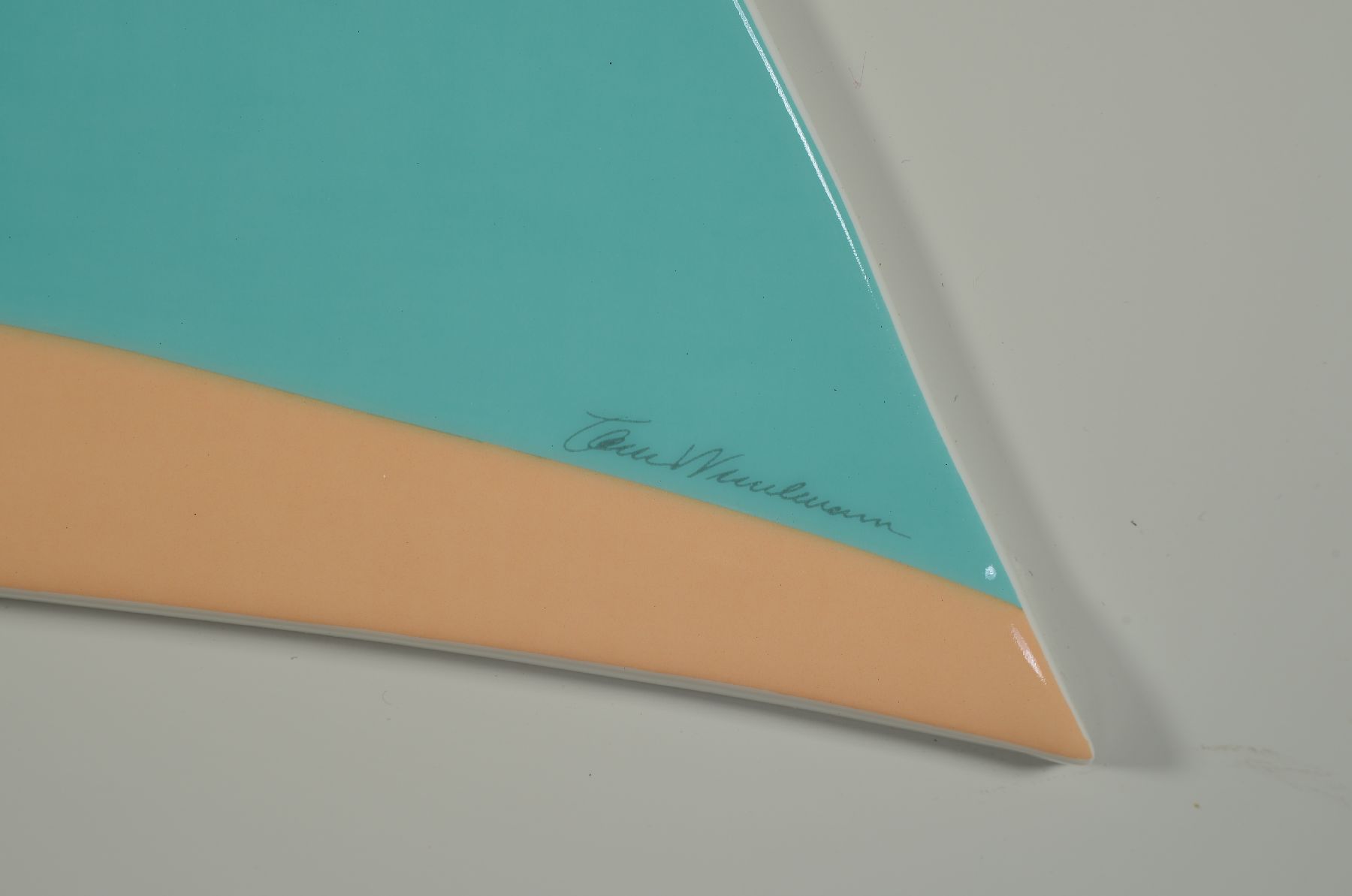 Detail b: Tom Wesselmann, 1931-2004, "Seascape", Jahresobjekt in Porzellan für Rosenthal 1984, limit. Auflage, num. 98/500, ca. 39x43cm, auf grau ...