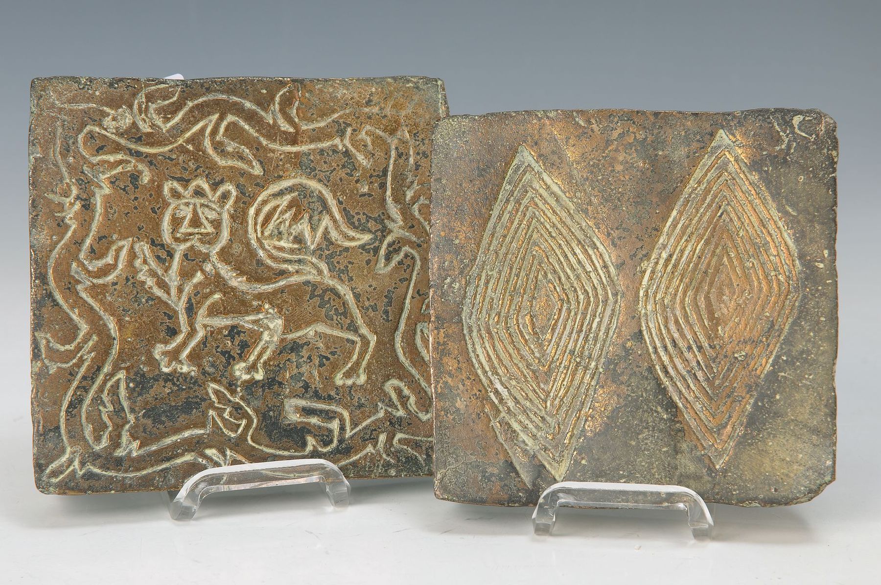 Wolf Spitzer, geb. 1940 Speyer, 2 Bronzeplatten, Dekor von Löwe von Ästen umrahmt bzw. ornamentalen Rhomben, je ca. 15x15cm bzw. 14x14cm
